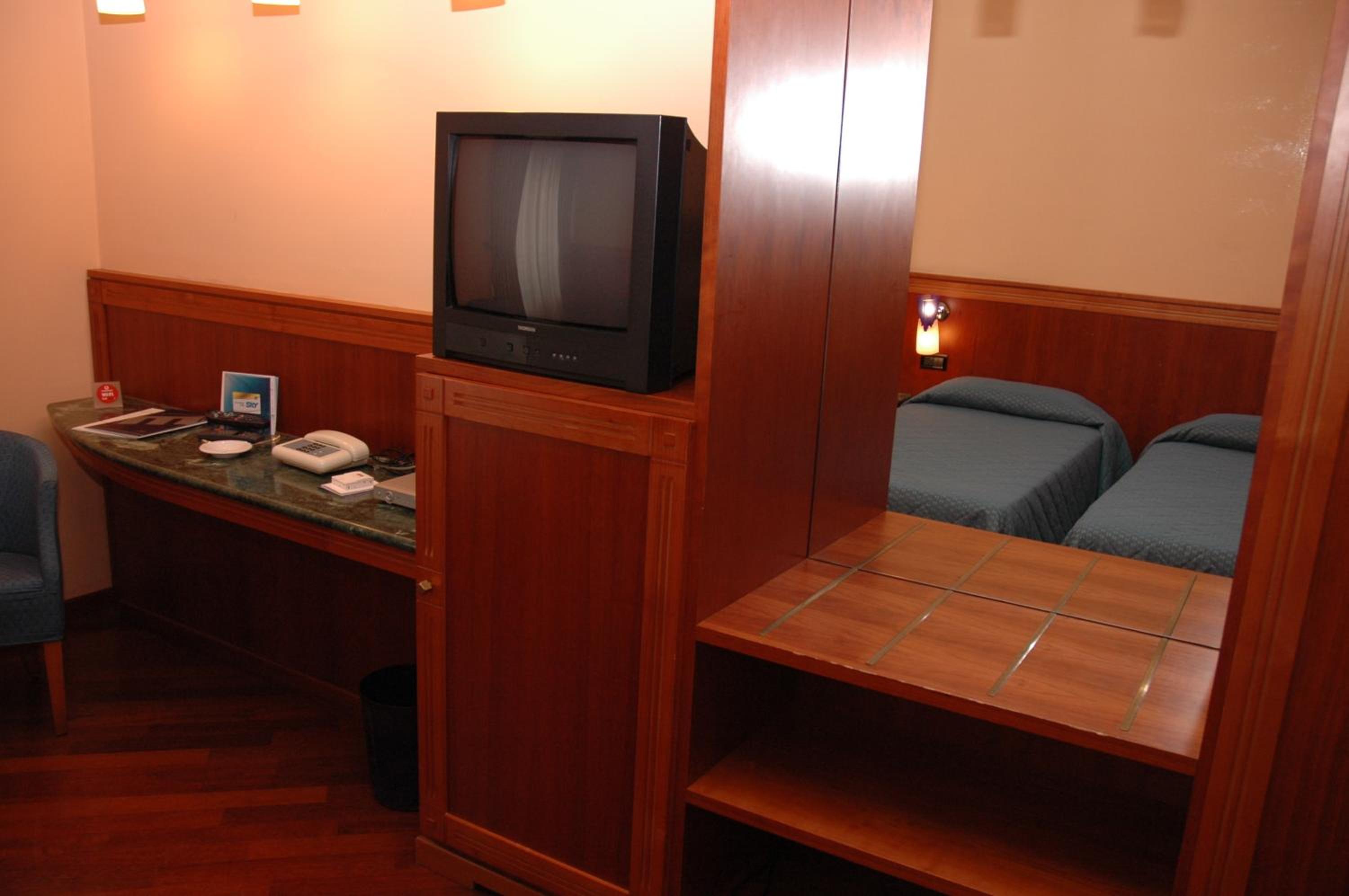 Twin Room - Photo 3