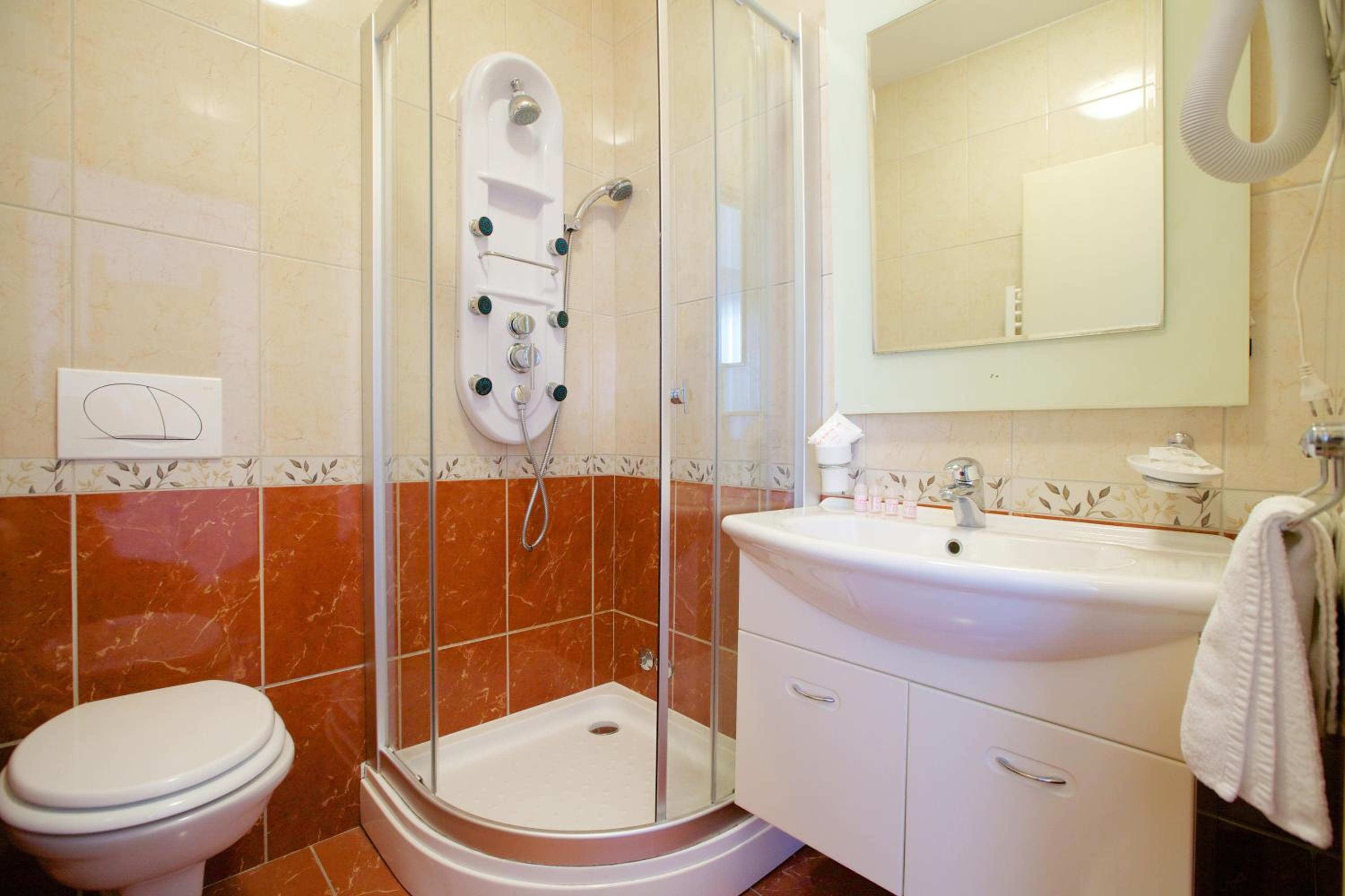 Standard Double or Twin Room - Photo 6