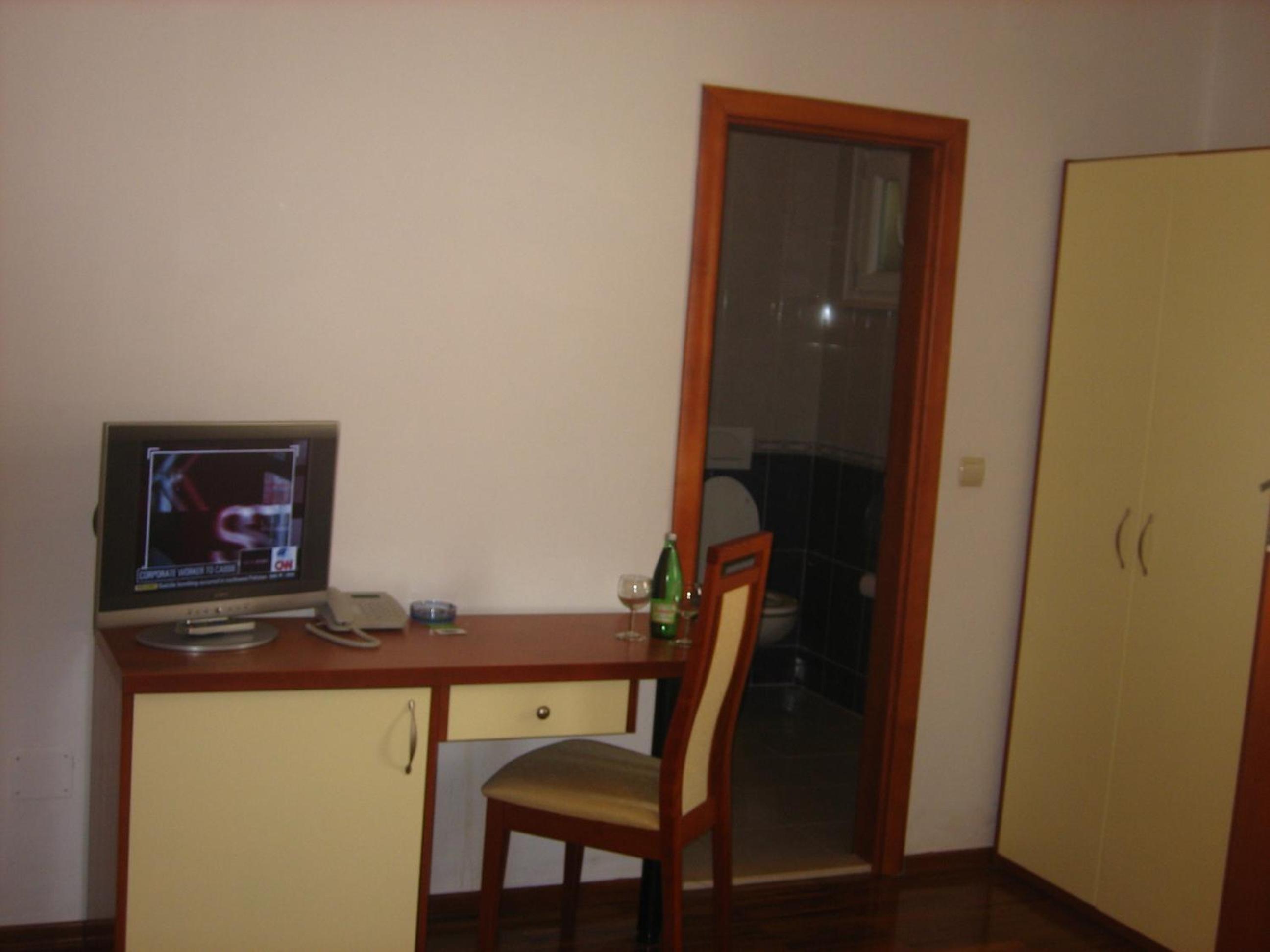 Standard Double or Twin Room - Photo 10