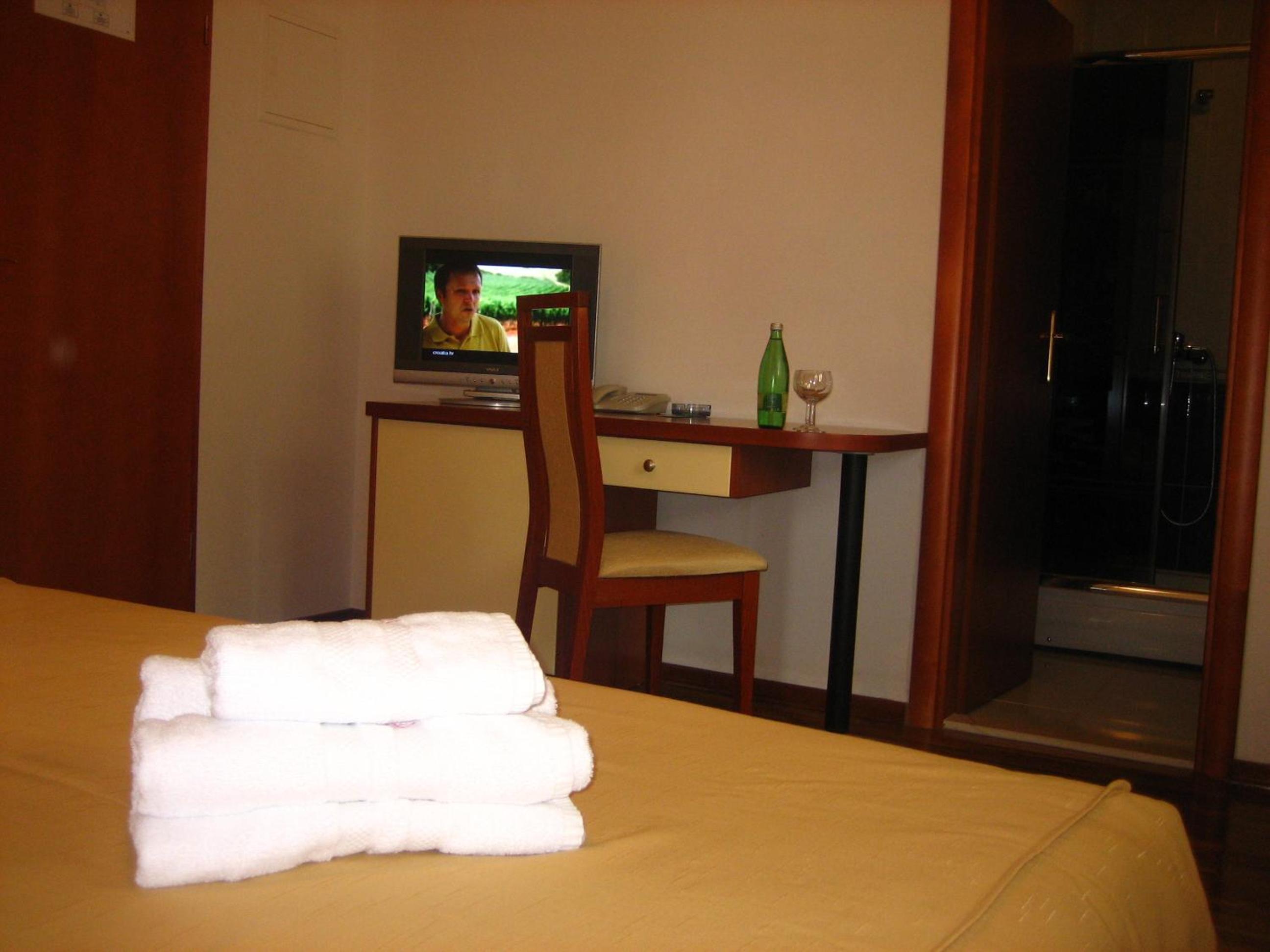 Standard Double or Twin Room - Photo 11
