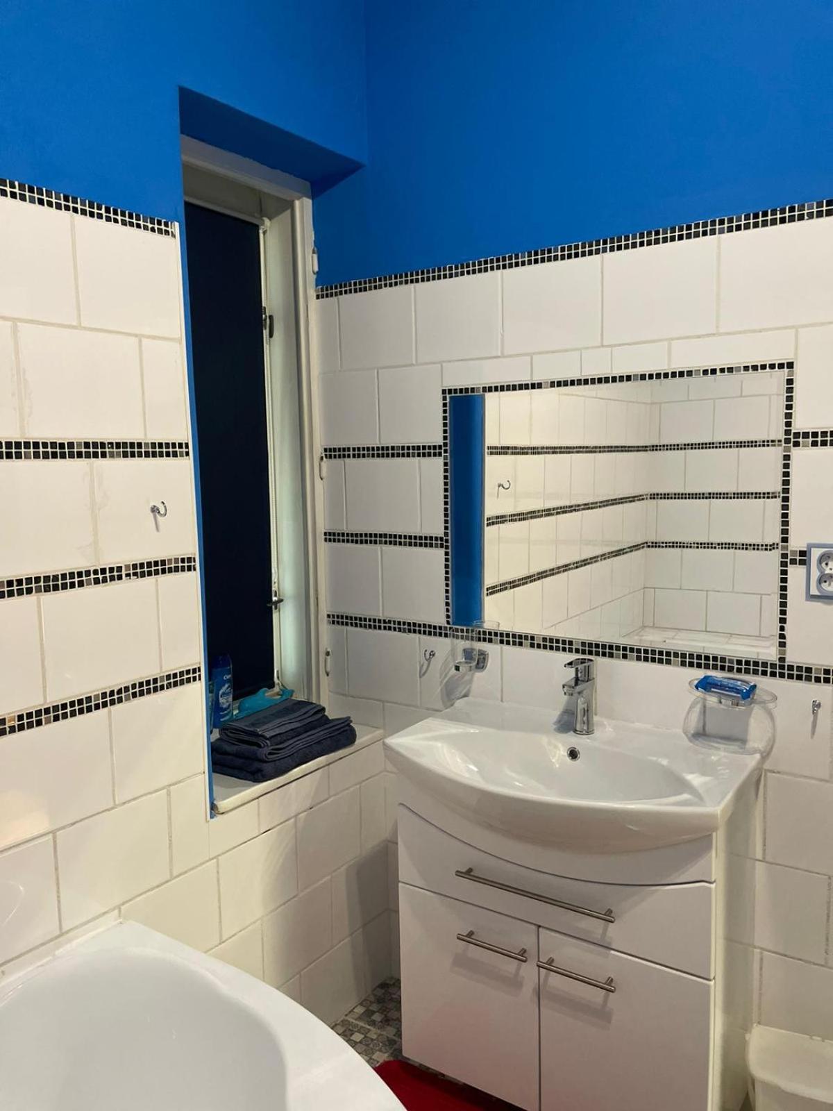 Double or Twin Room with Private Bathroom - Photo 9