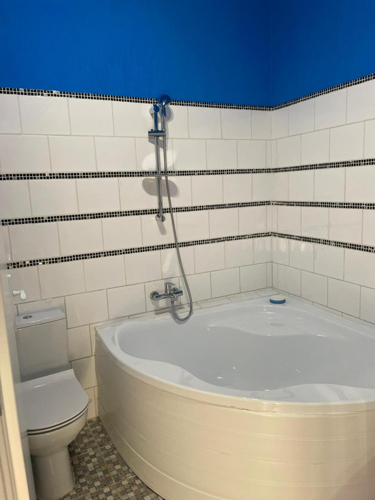 Double or Twin Room with Private Bathroom - Photo 10