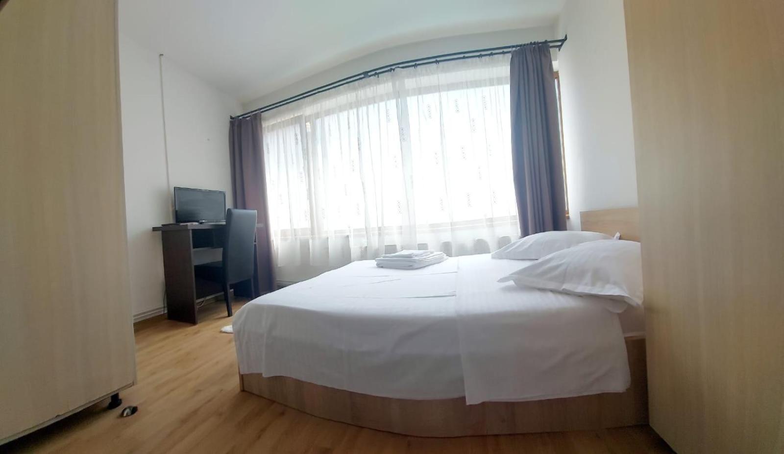 Deluxe Double Room - Photo 21