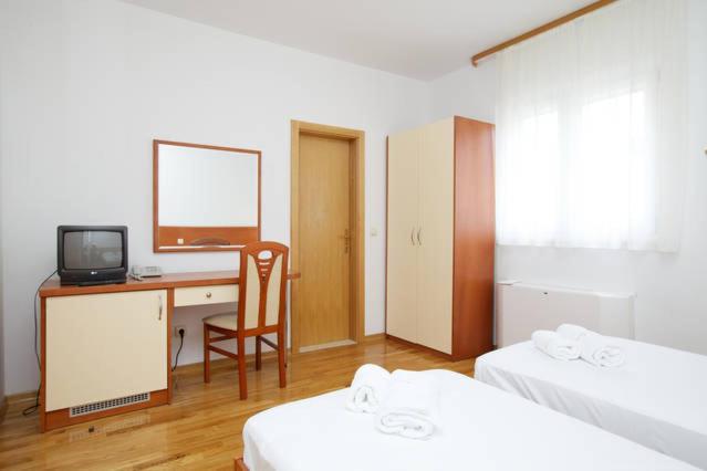 Standard Double or Twin Room - Photo 5