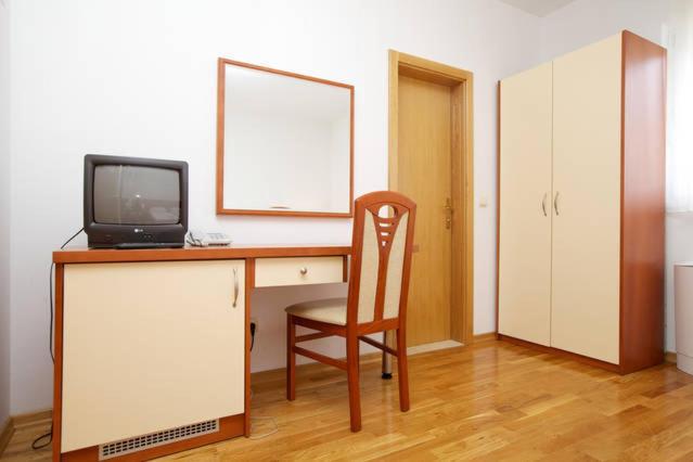 Standard Double or Twin Room - Photo 3