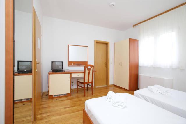 Standard Double or Twin Room - Photo 2