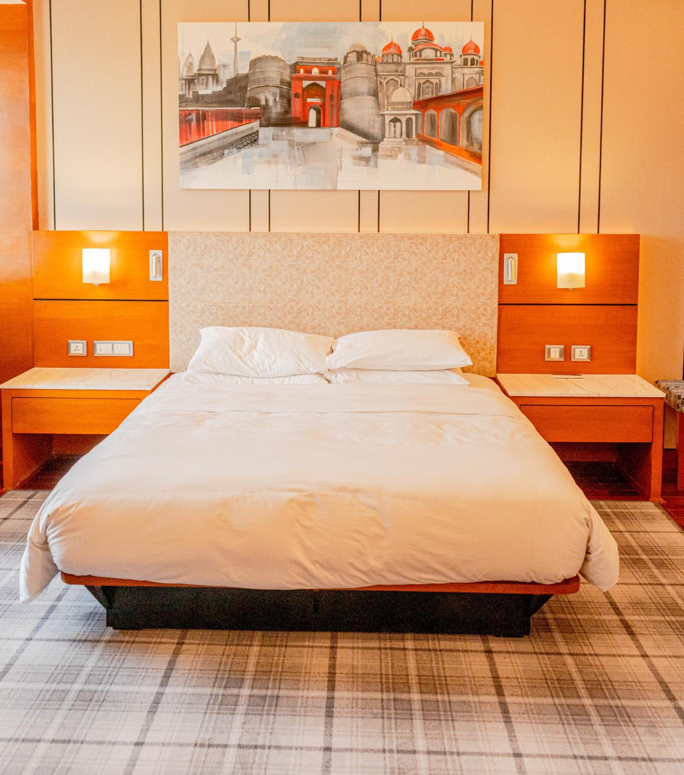 Deluxe King Room with Pool View - Photo 5