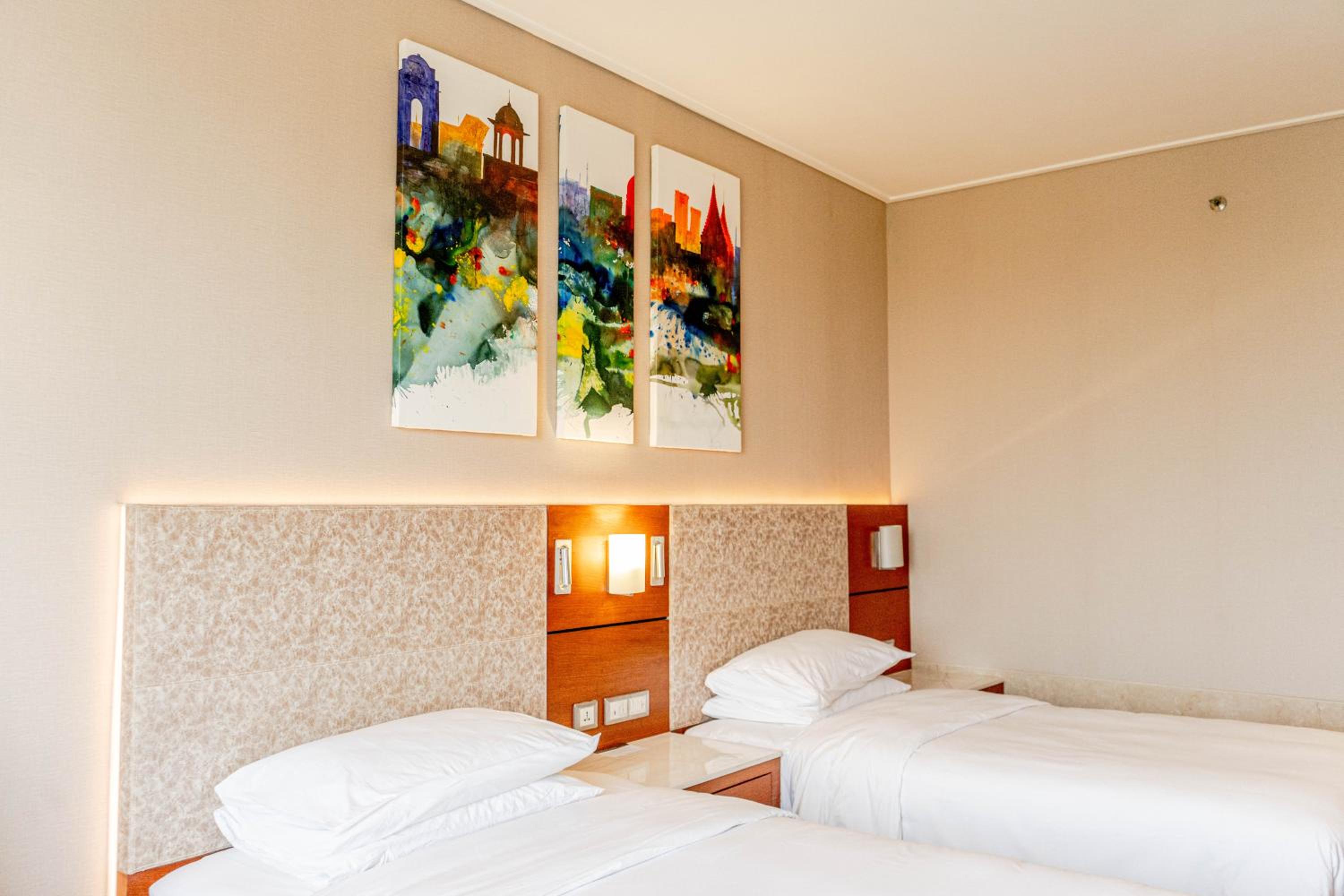 Deluxe King Room - Photo 2