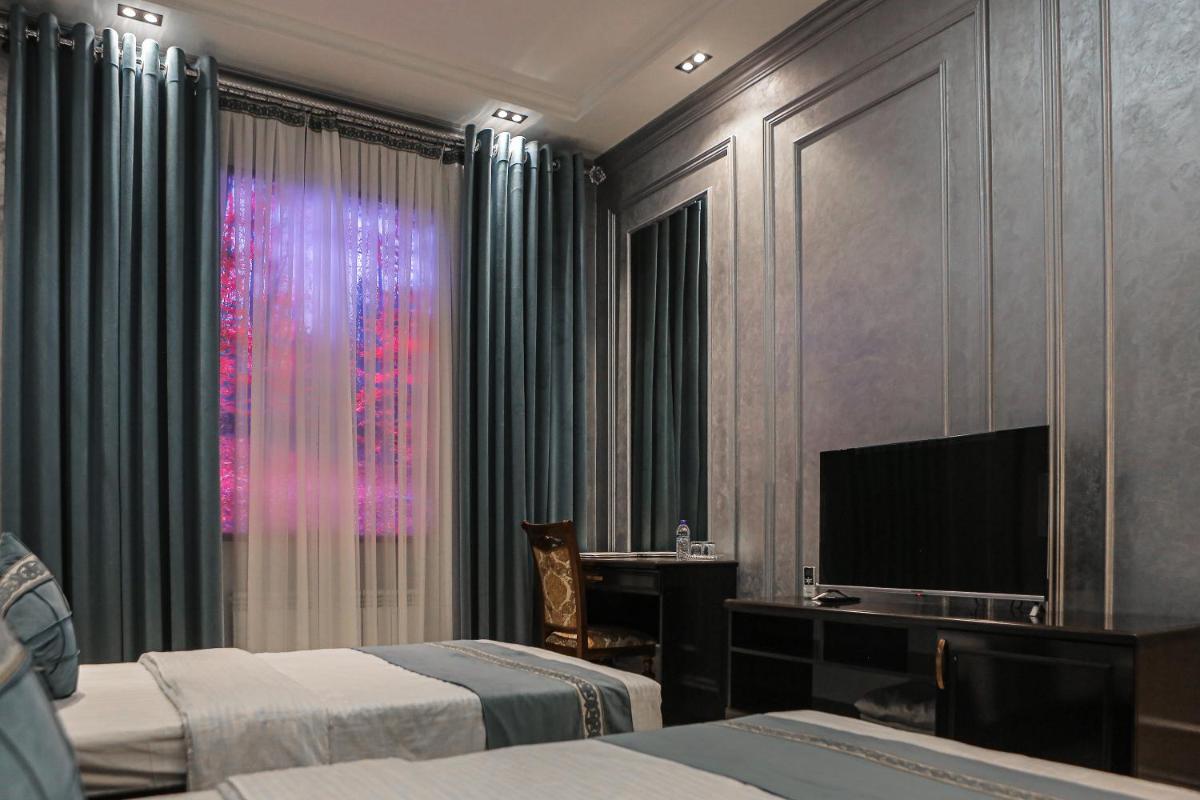 Twin Room with Private Bathroom photo 2
