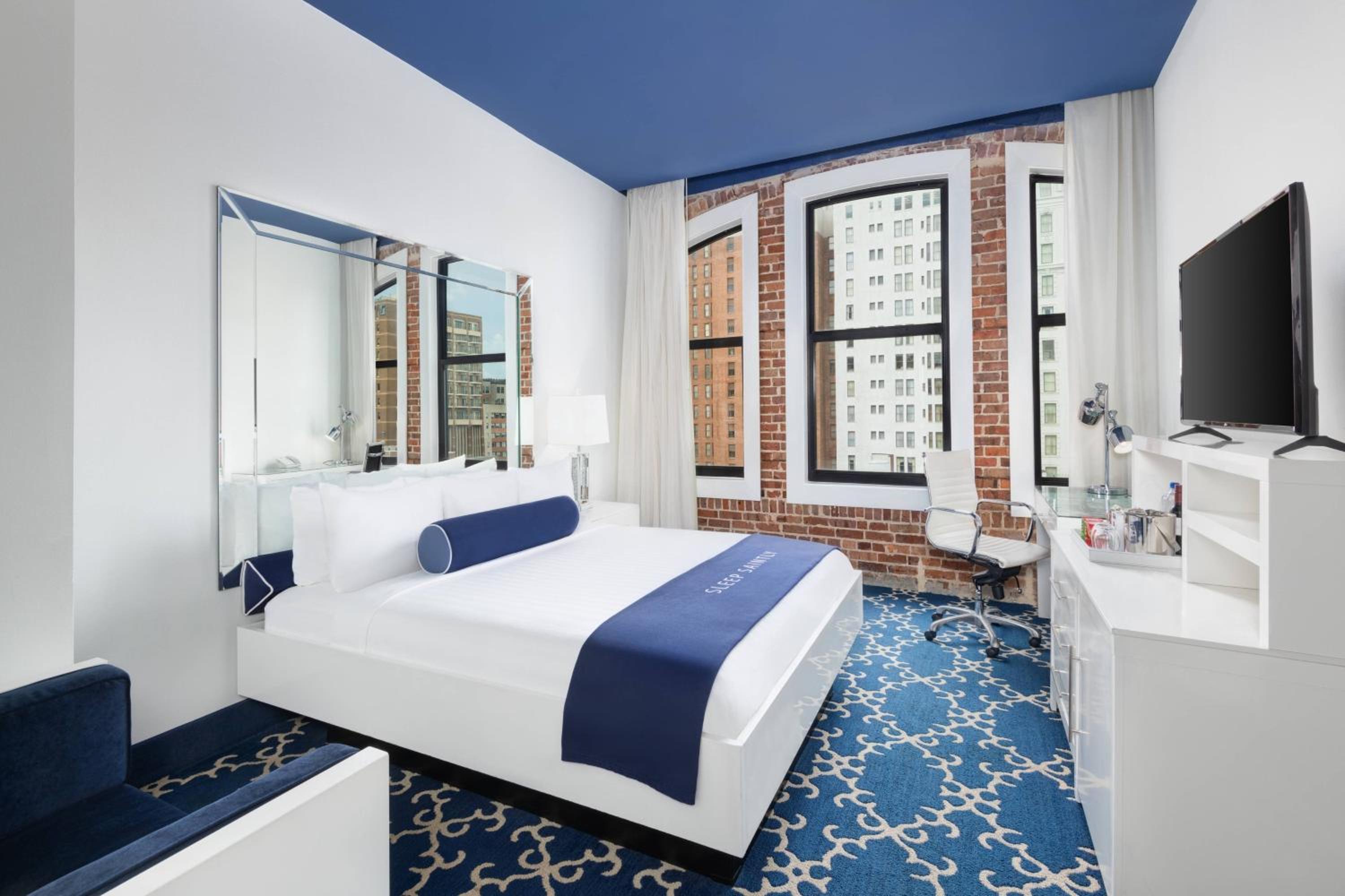 King Room with Roll-in Shower - Mobility and Hearing Accessible
