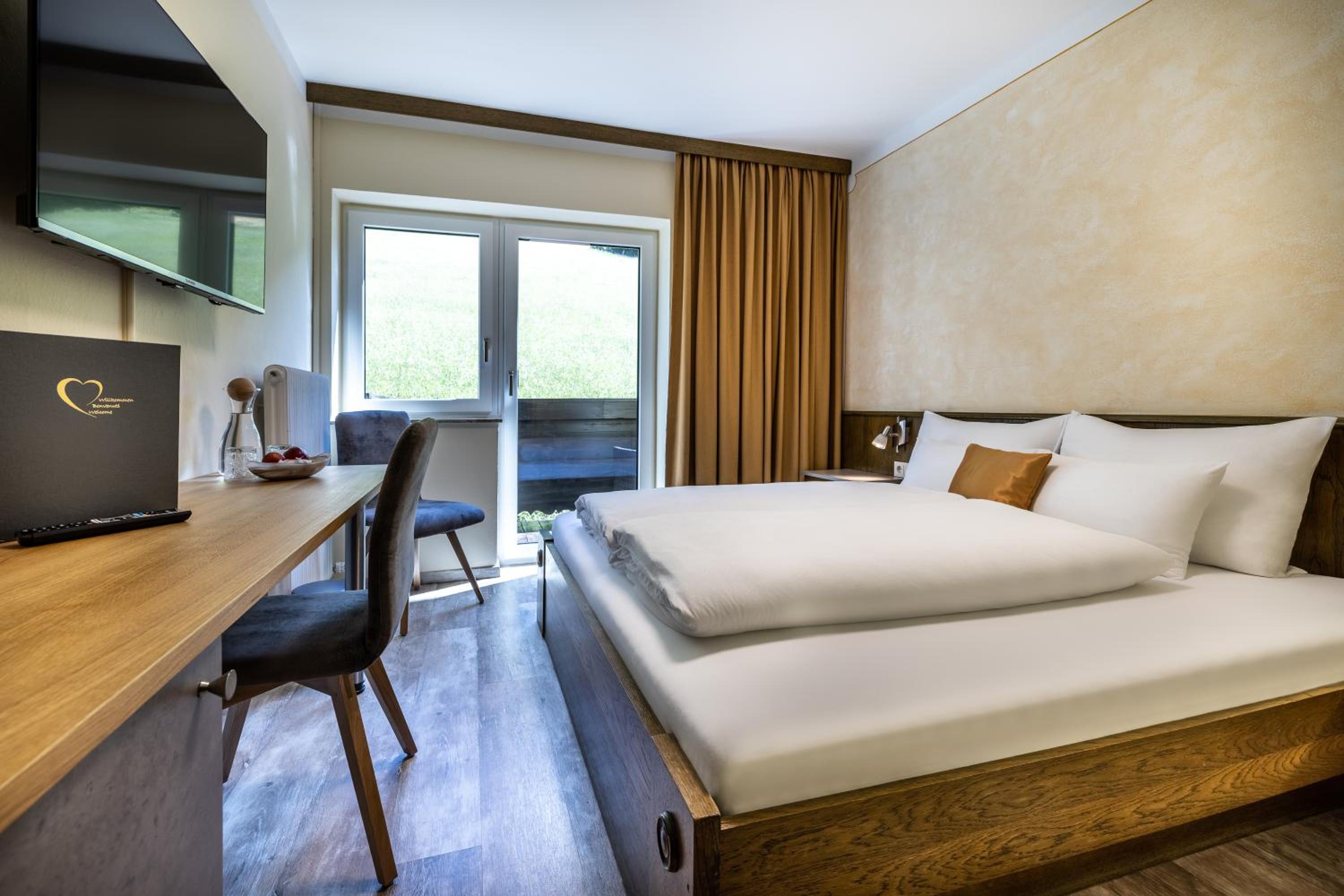 Standard Double Room with Mountain View and Balcony photo 1