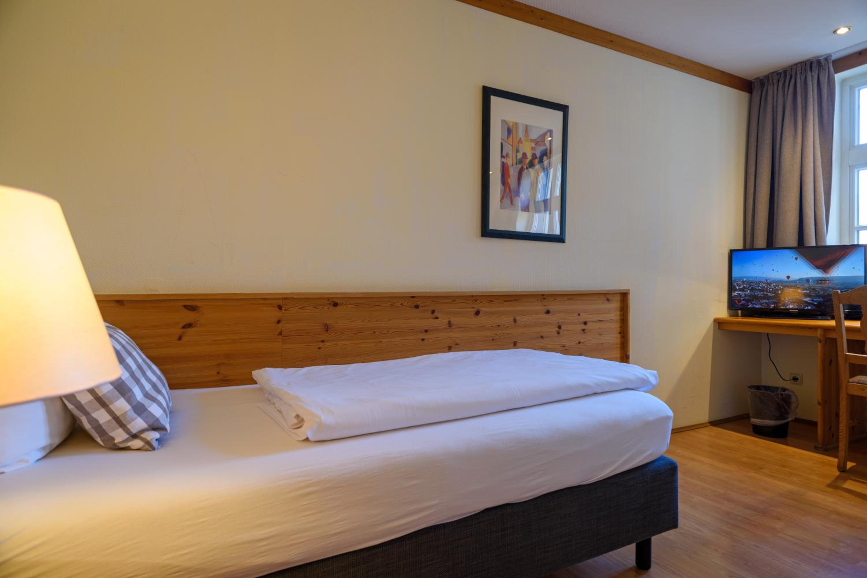Single Room thumbnail 6