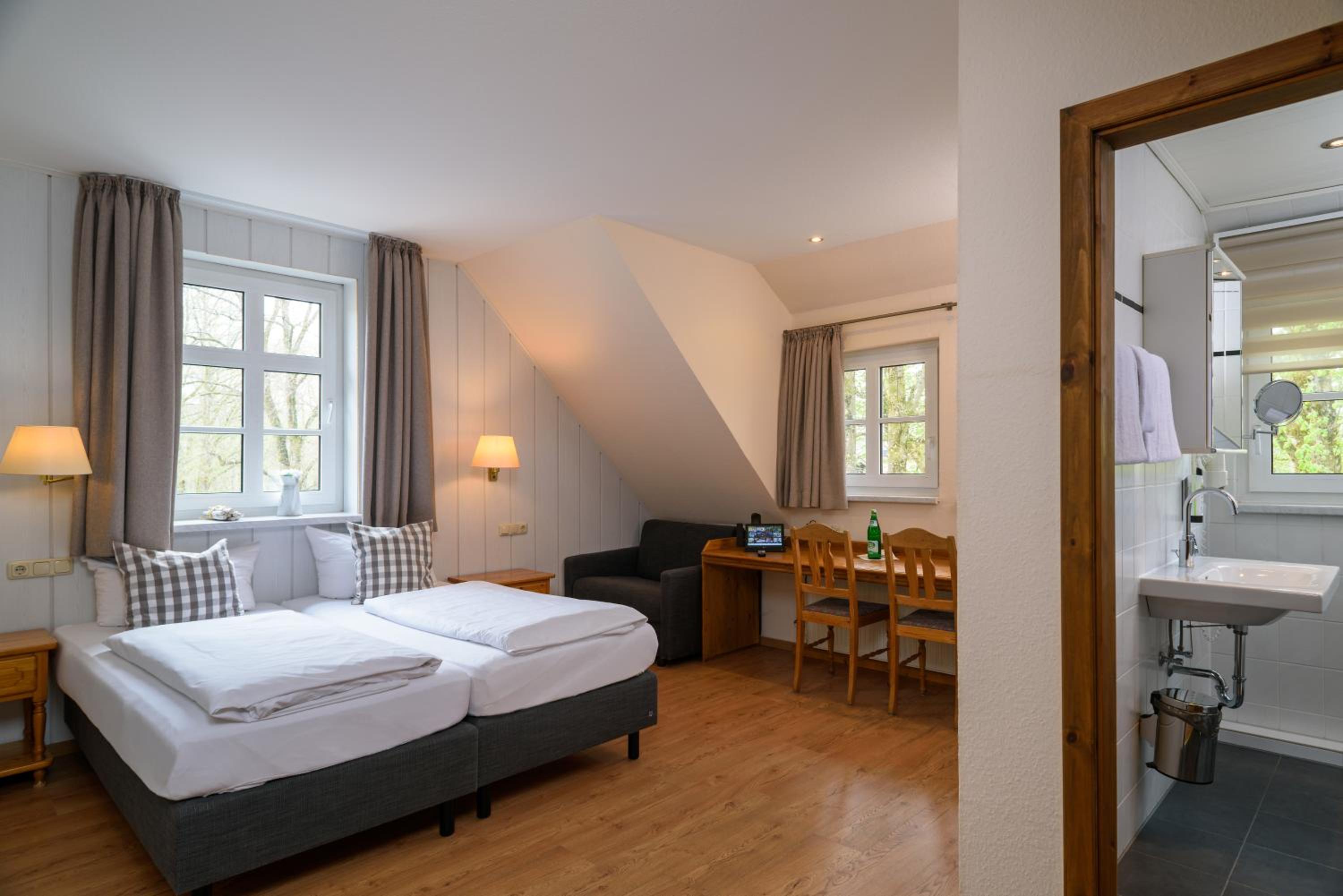 Deluxe Double Room thumbnail 5
