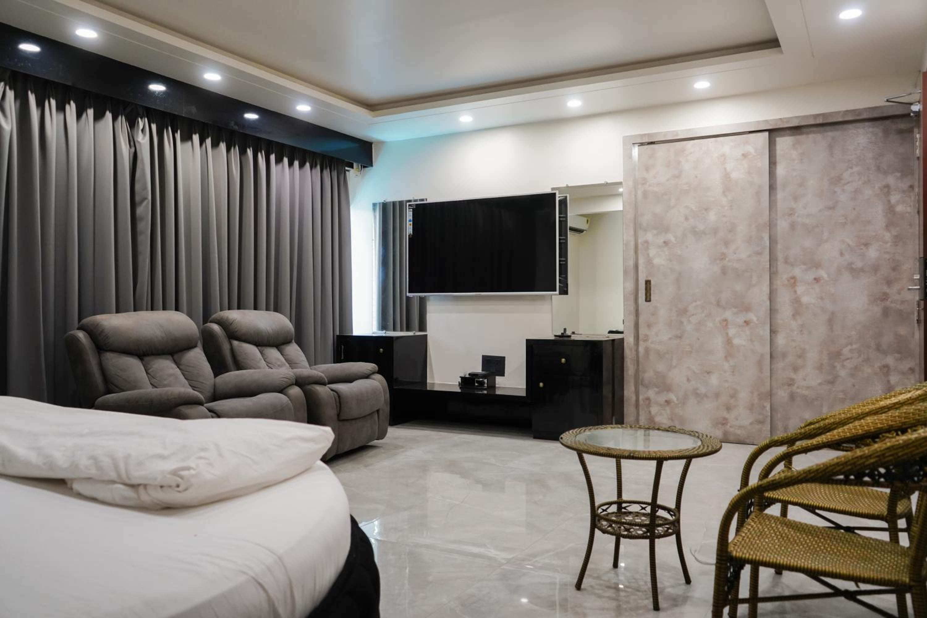 King Suite with Balcony photo 2