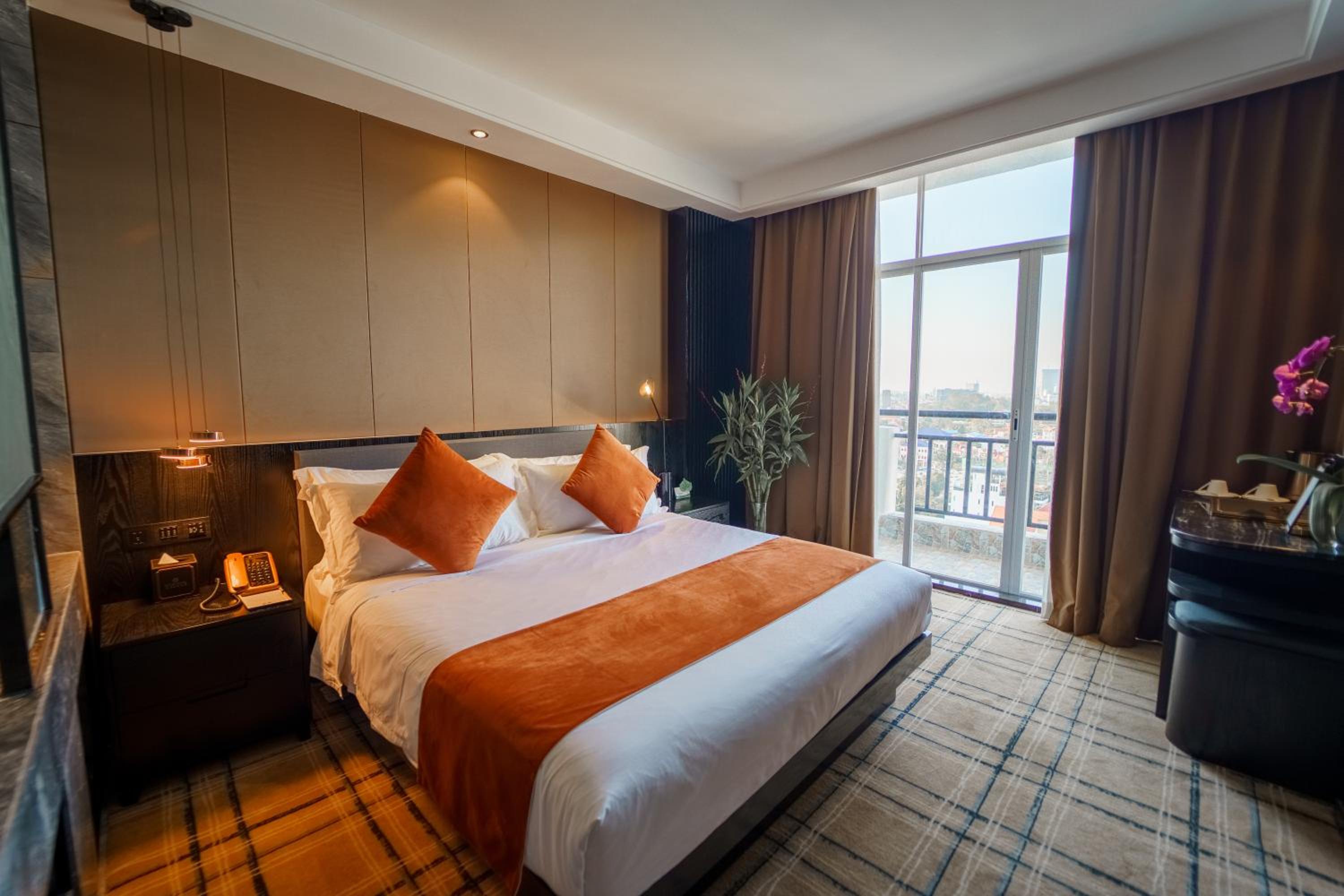 Deluxe King Room - Photo 10