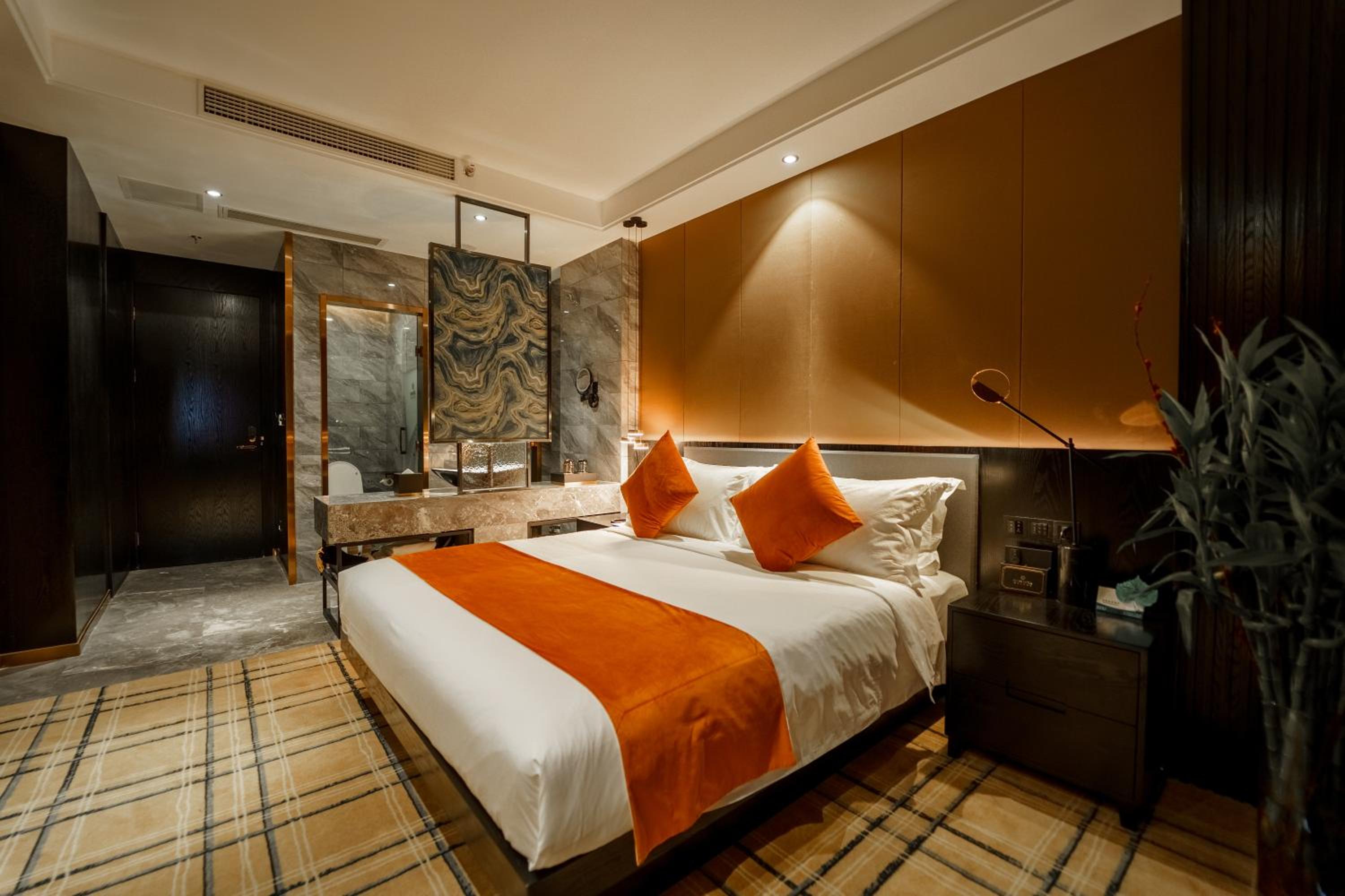 Deluxe King Room - Photo 8