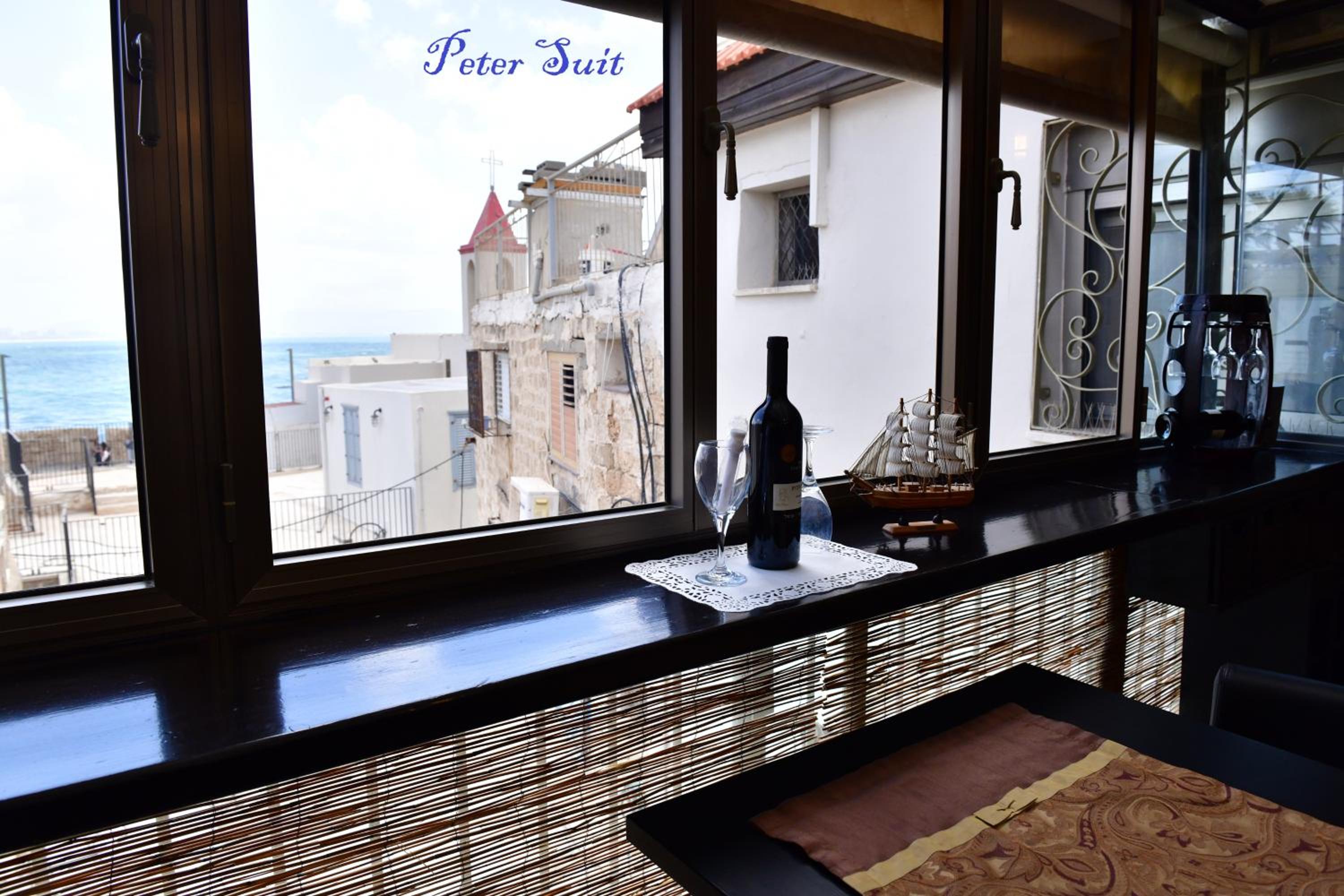 Deluxe Suite with Sea View - Photo 29