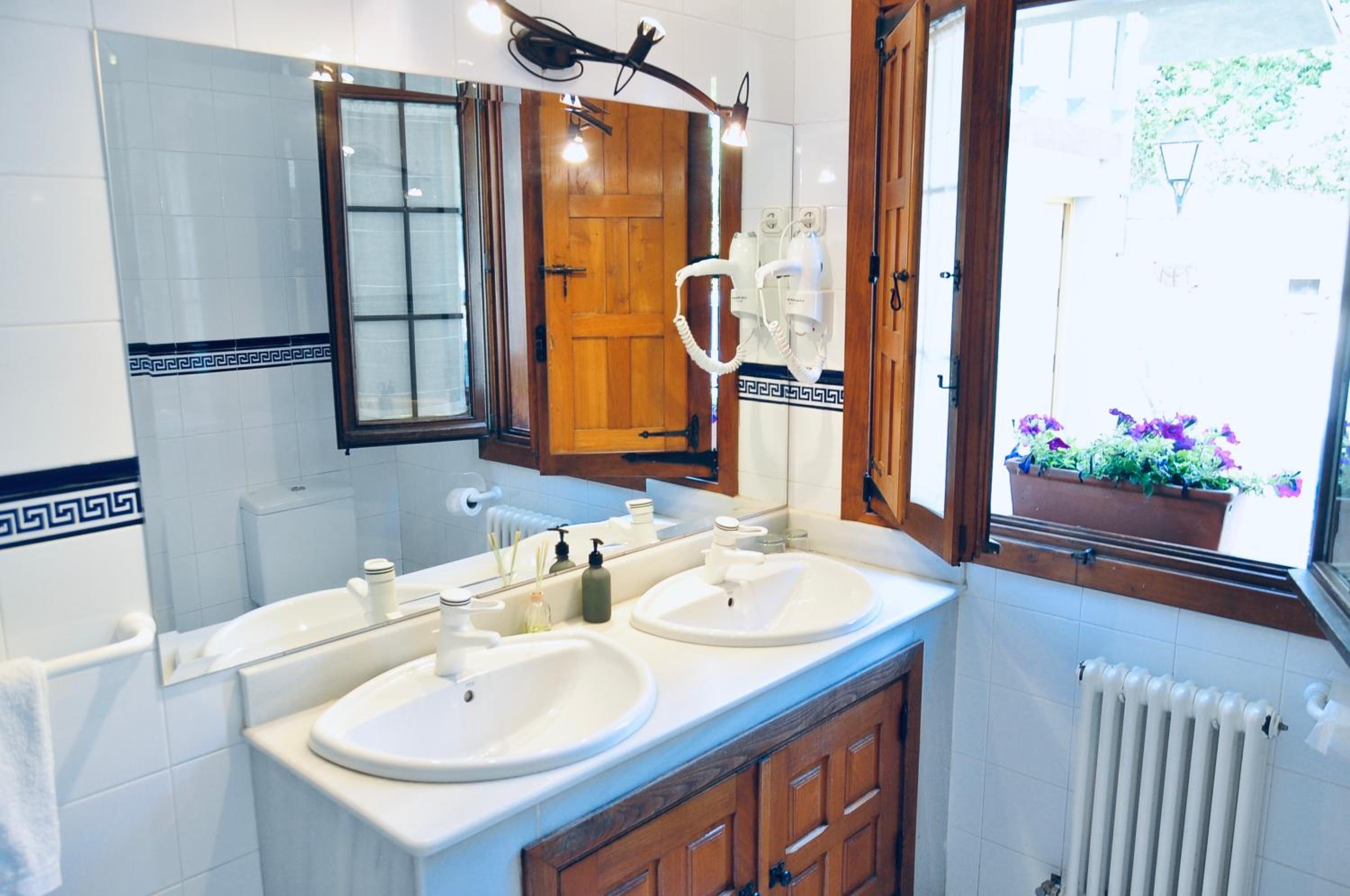 Triple Room with Bath - Photo 5