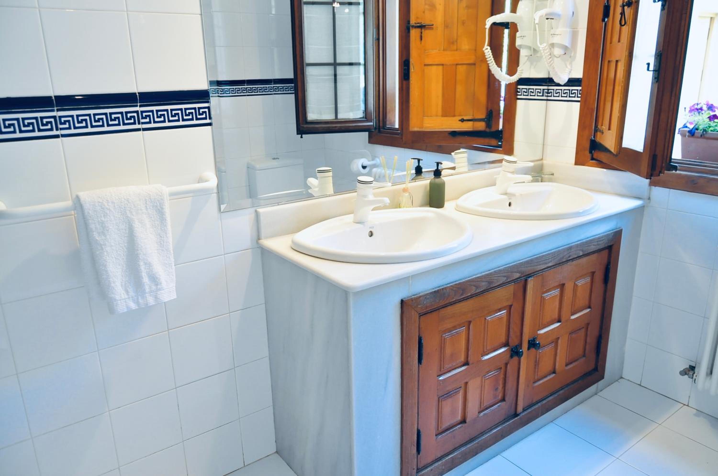 Triple Room with Bath - Photo 3