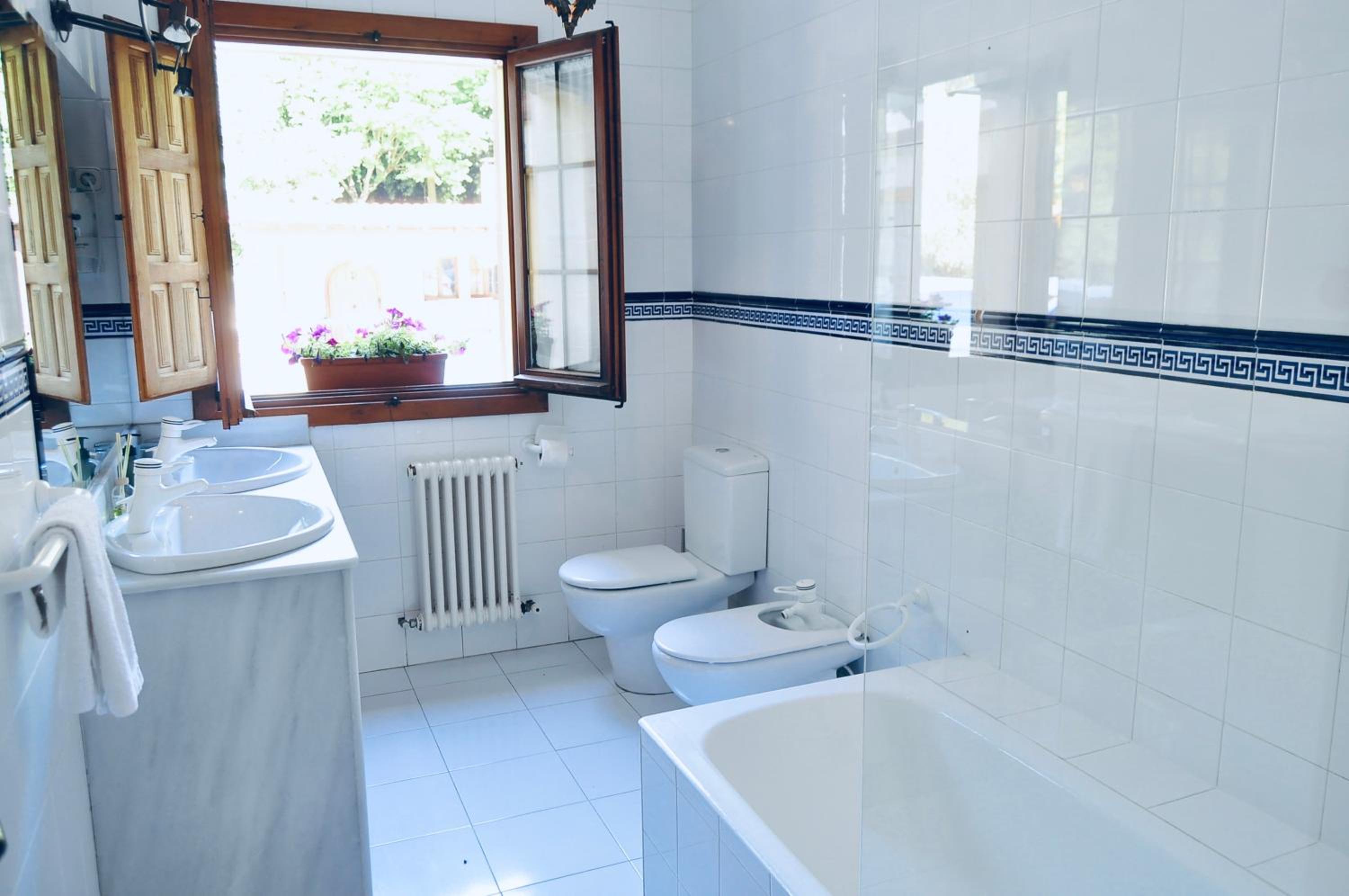 Triple Room with Bath - Photo 2