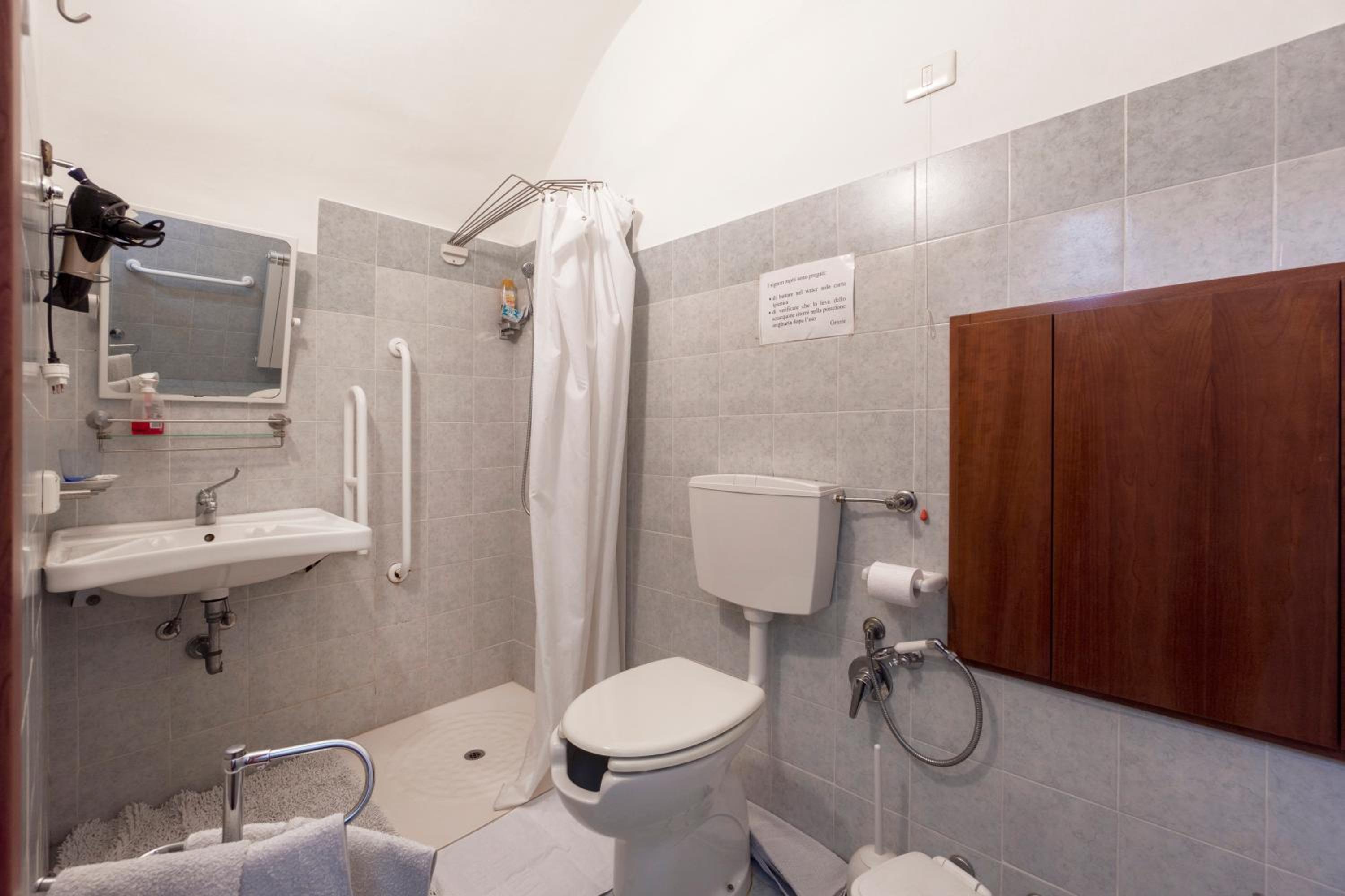 King Room with Roll-In Shower - Disability Access - Photo 9