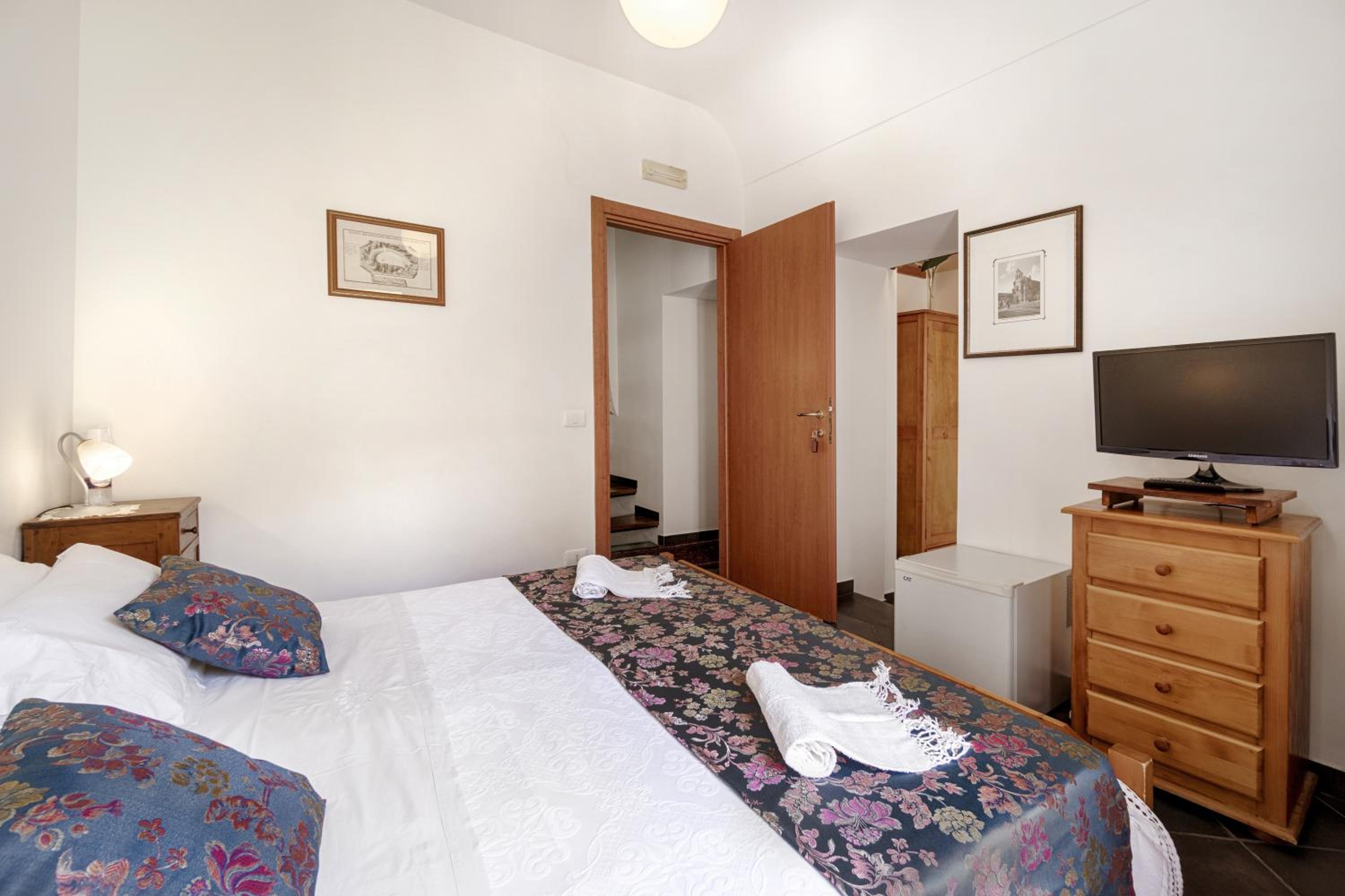 Double or Twin Room with Balcony - Photo 12