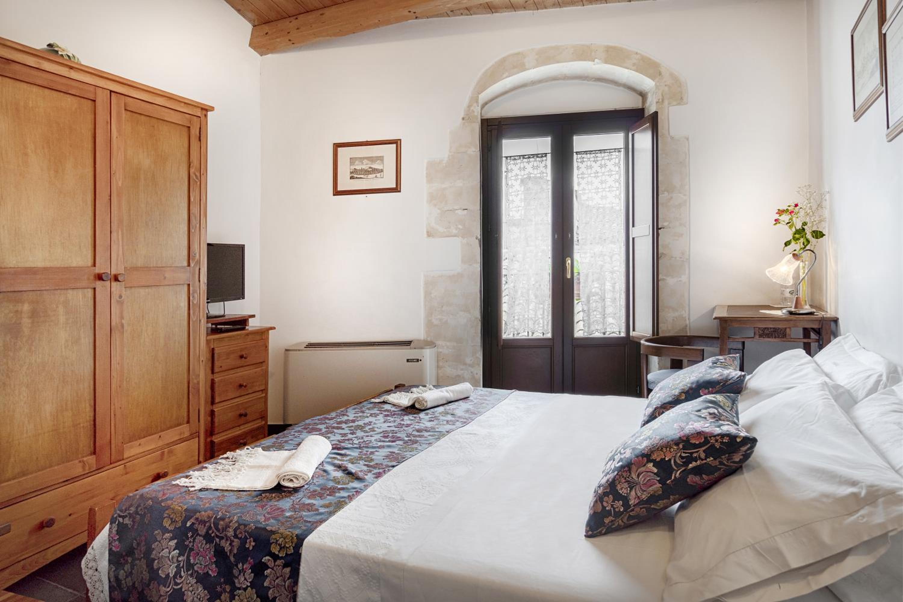 Double Room with Balcony - Photo 1