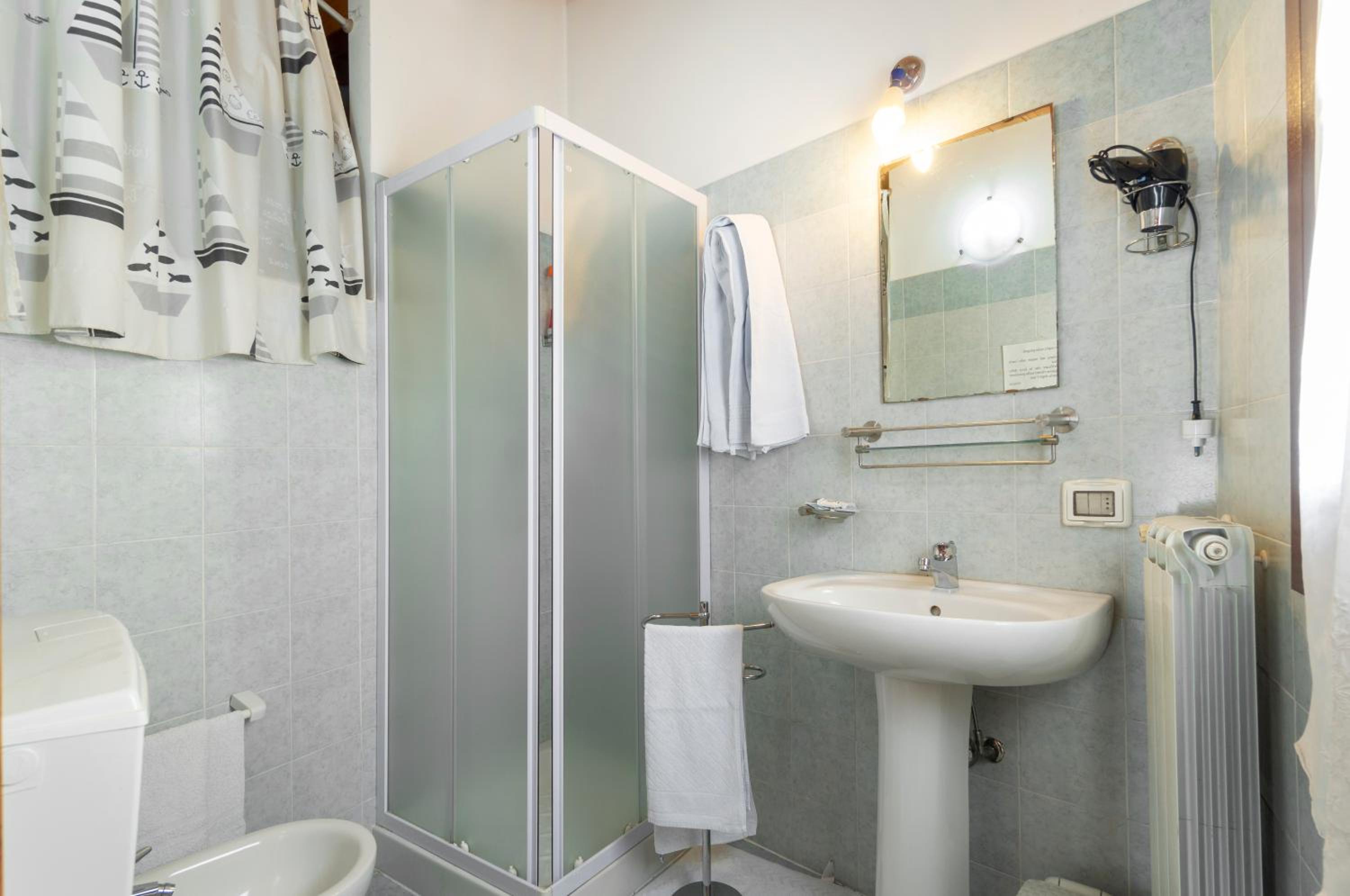Double Room with Balcony - Photo 3