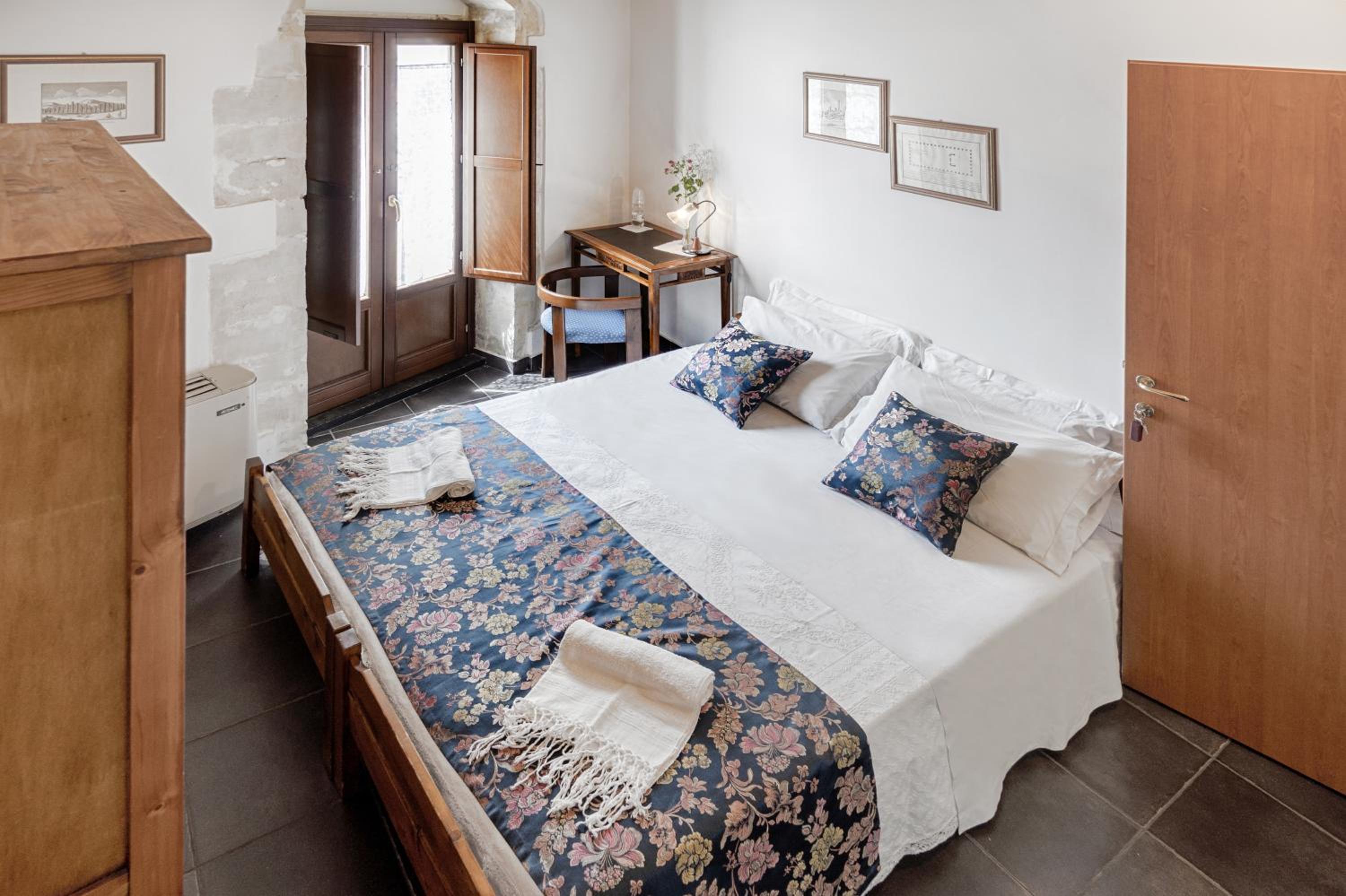 Double Room with Balcony - Photo 4