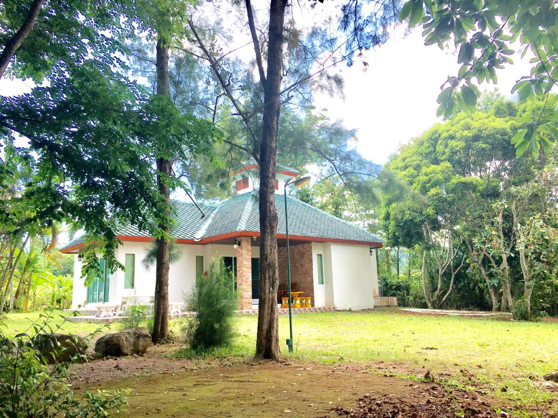 Three-Bedroom House photo 2