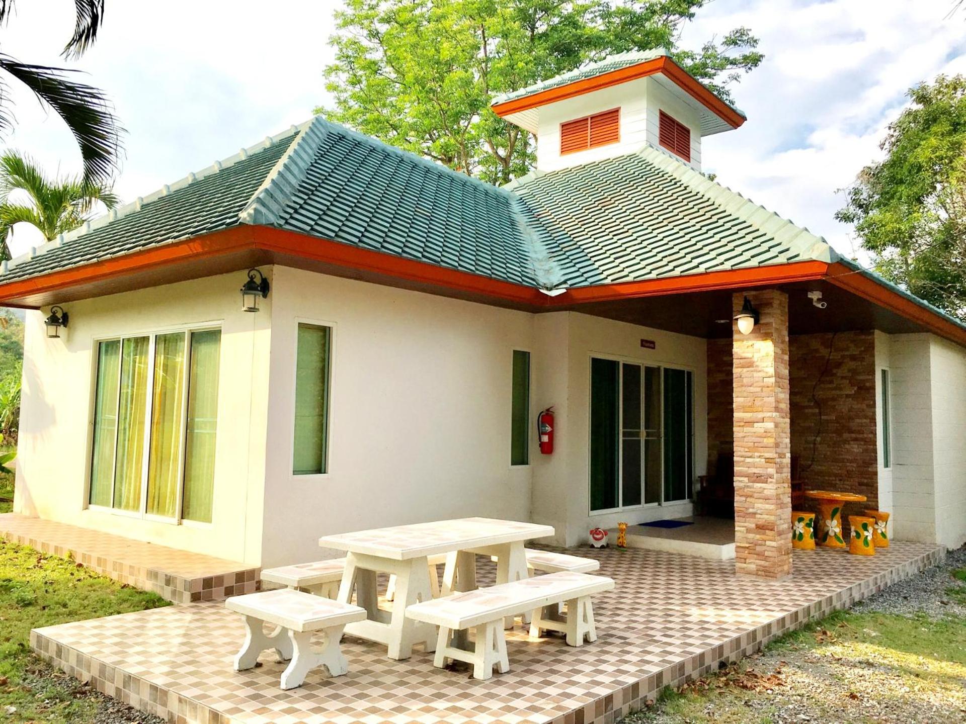 Three-Bedroom House photo 3