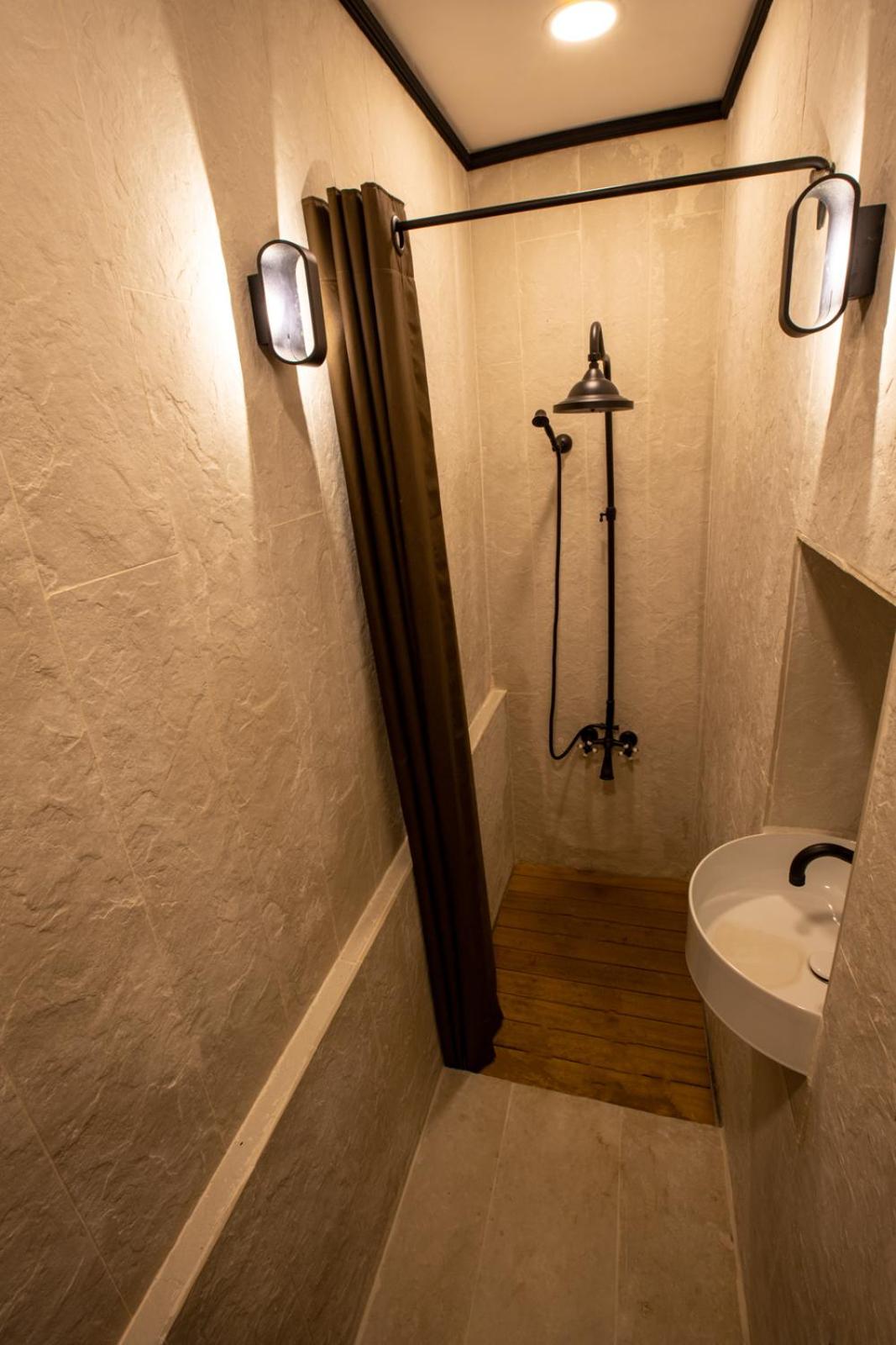 Deluxe Room - Photo 7