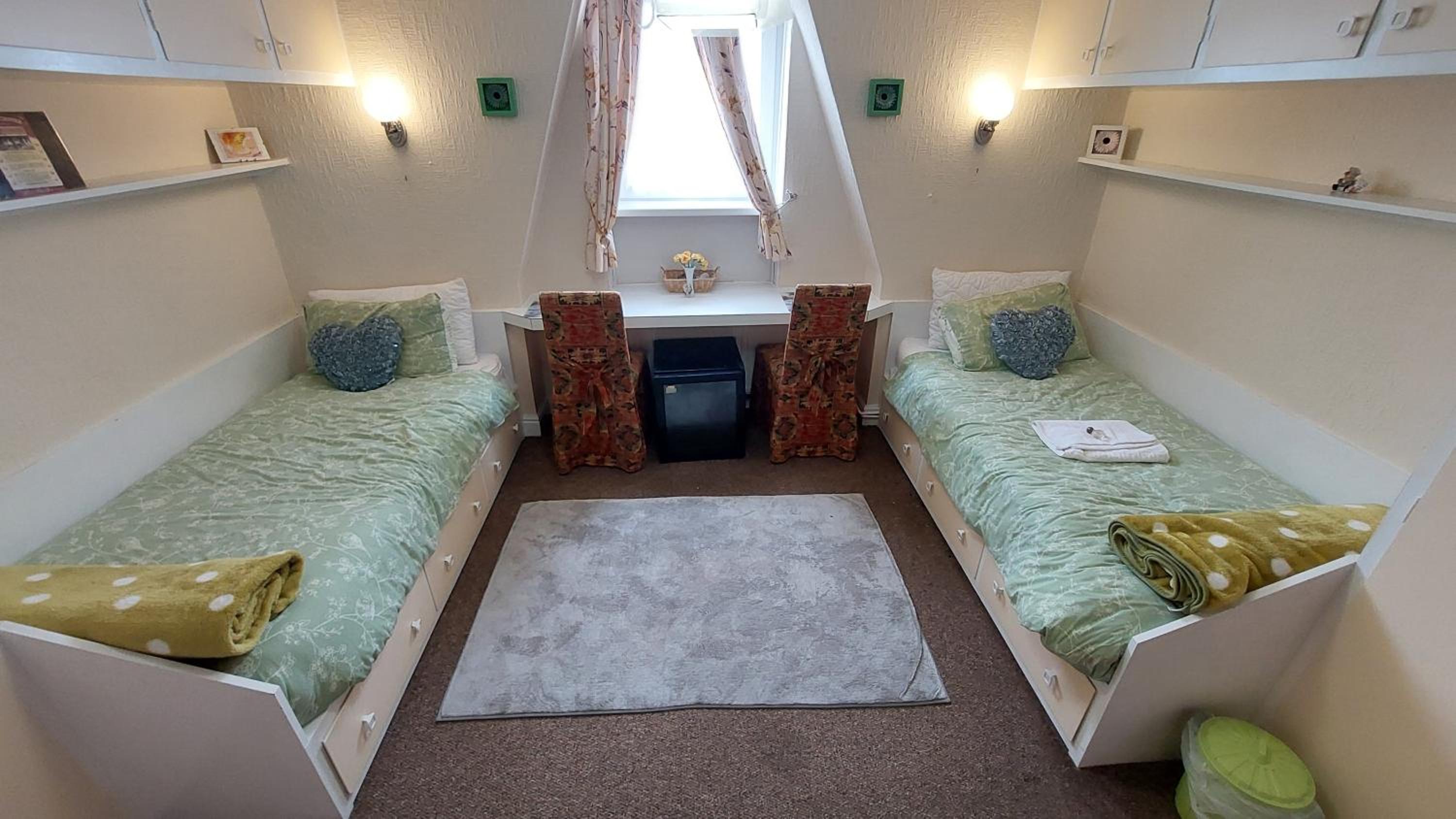 Twin Room with Bathroom photo 1