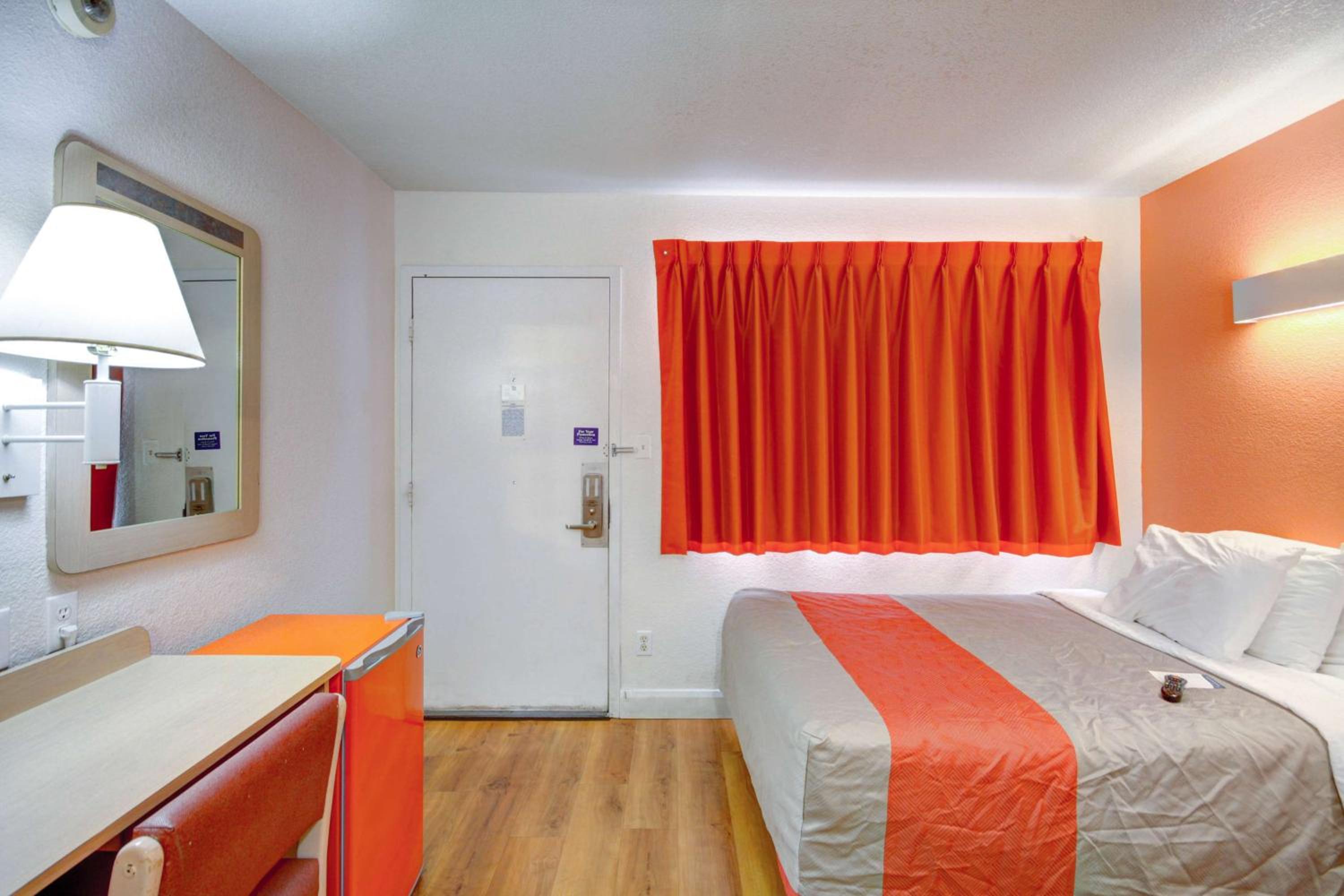 Standard Queen Room - Photo 5