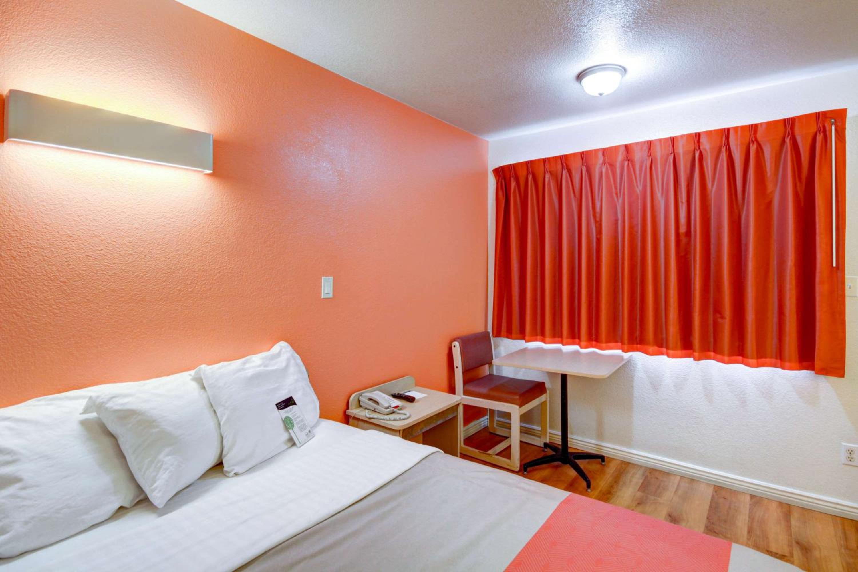 Standard Queen Room - Photo 4