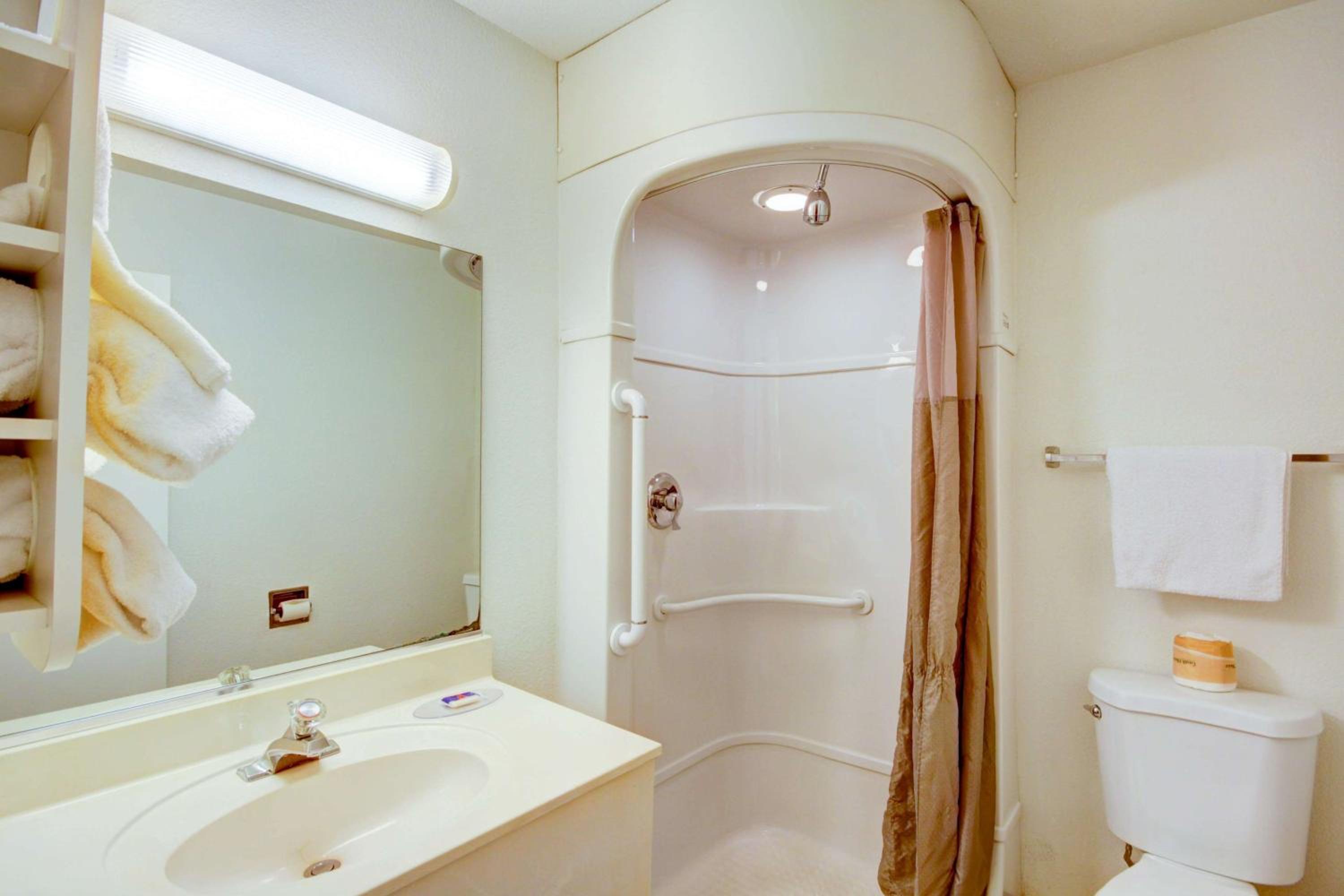 Standard Queen Room - Photo 2
