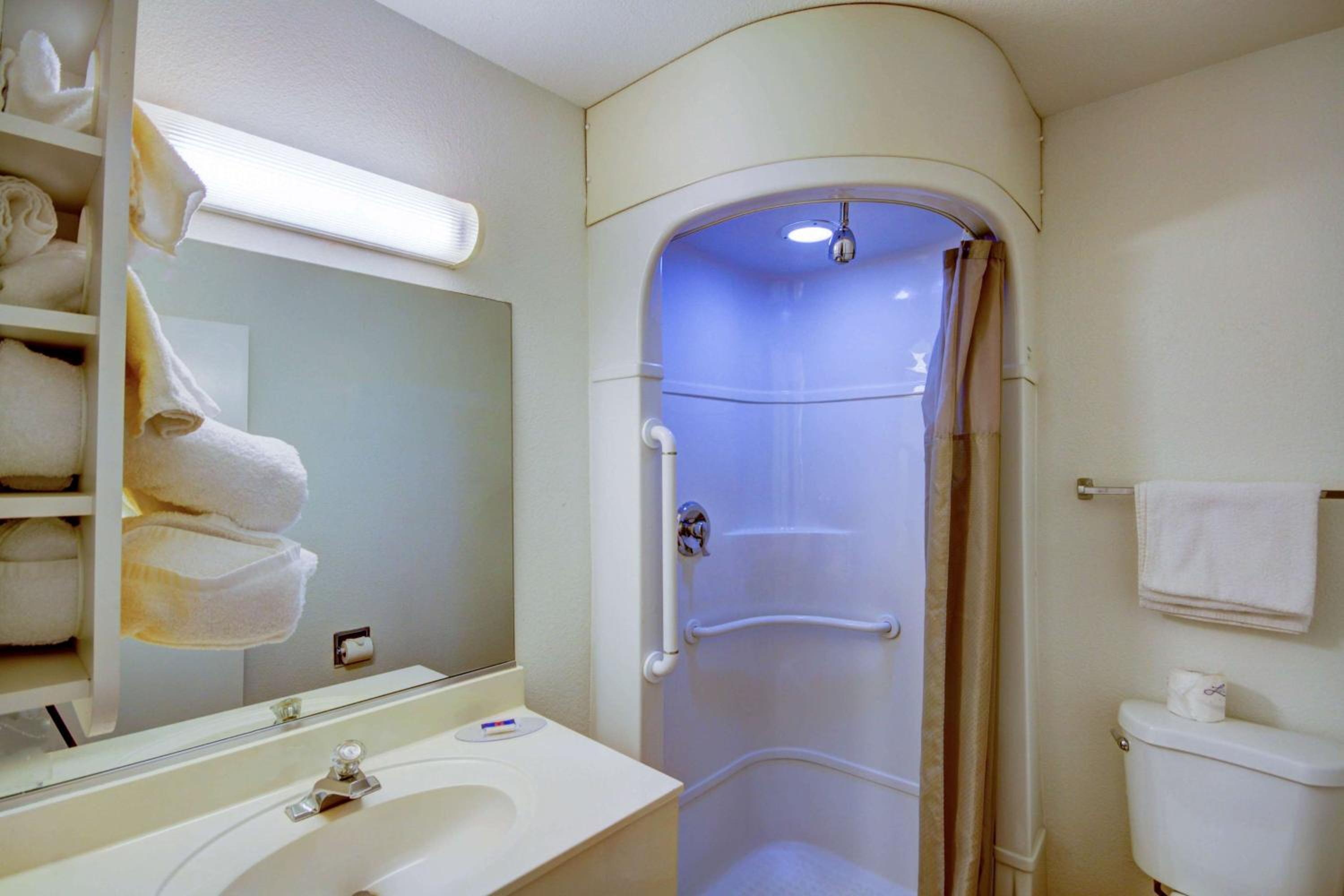 Standard Queen Room - Photo 7