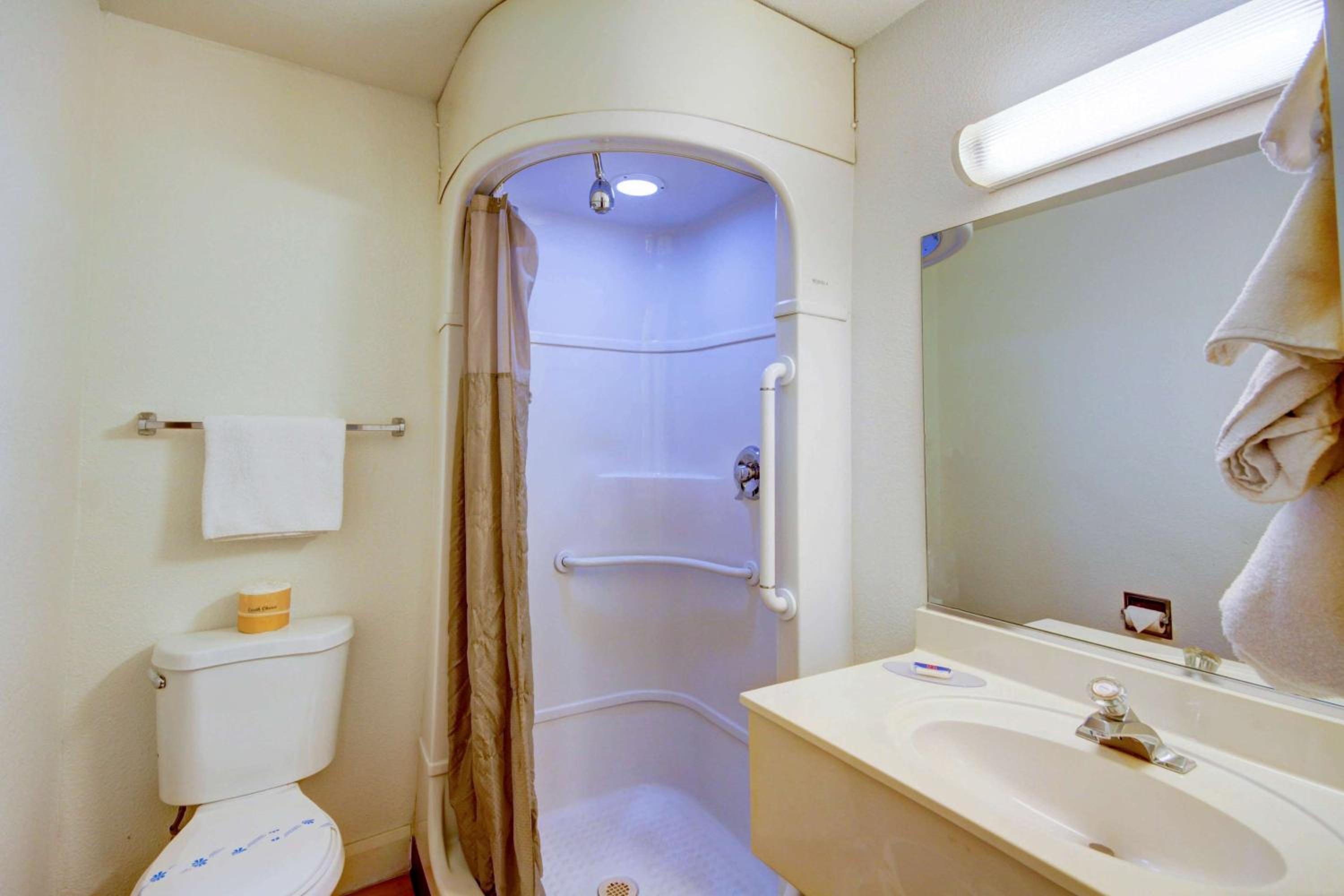 Standard Queen Room - Photo 6