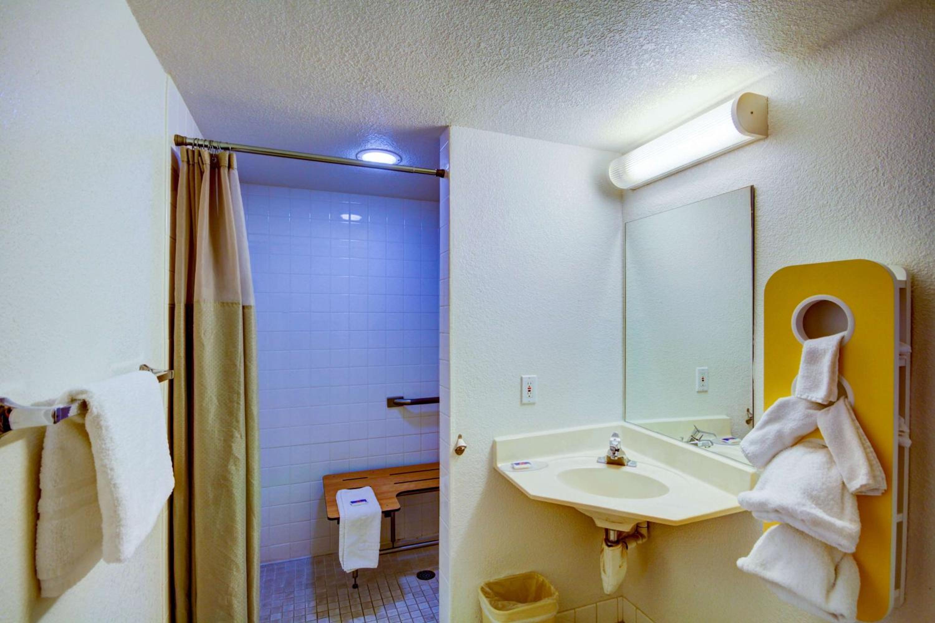 Double Room - Disability Access - Roll In Shower - Photo 4