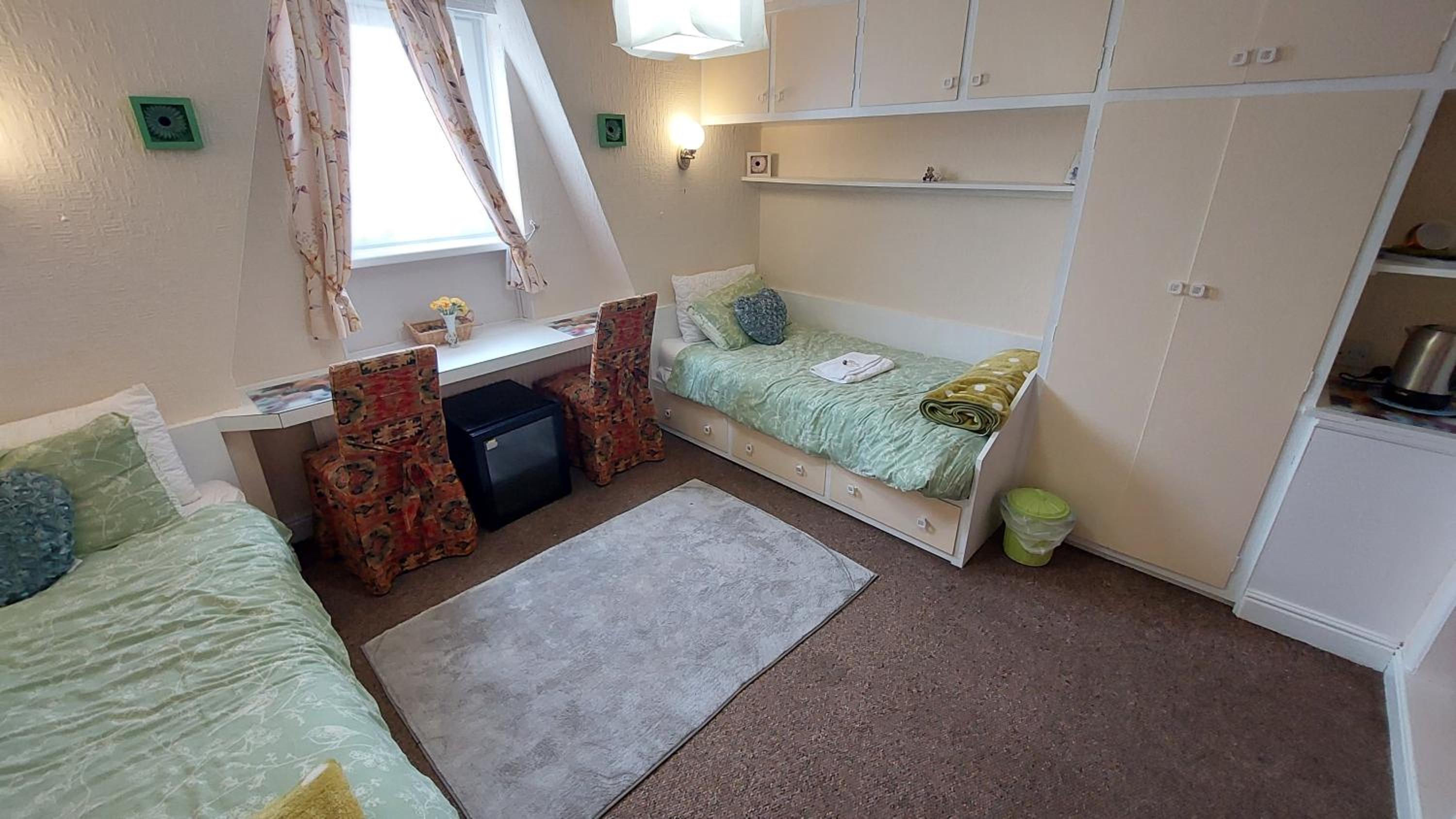 Twin Room with Bathroom photo 2