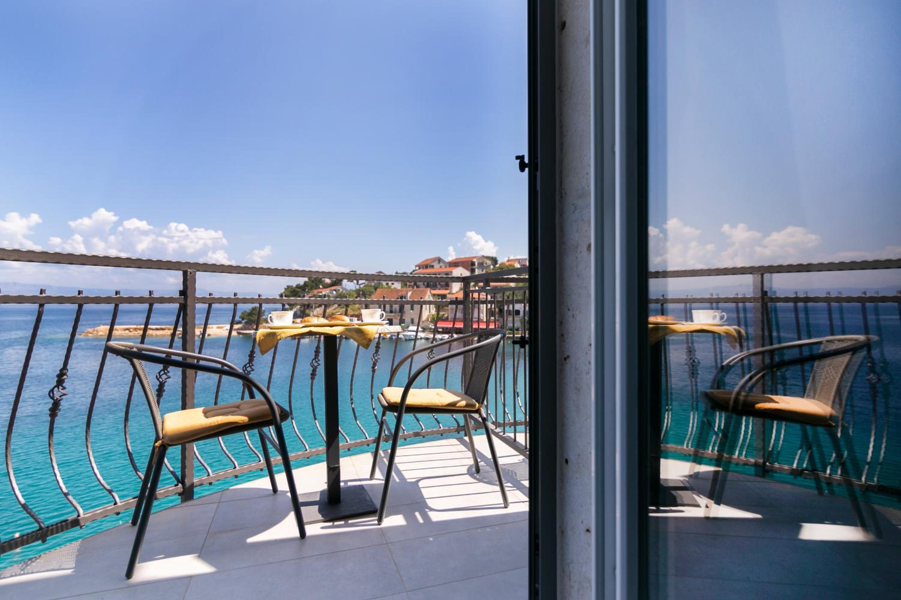 Deluxe Double Room with Balcony and Sea View - Photo 22