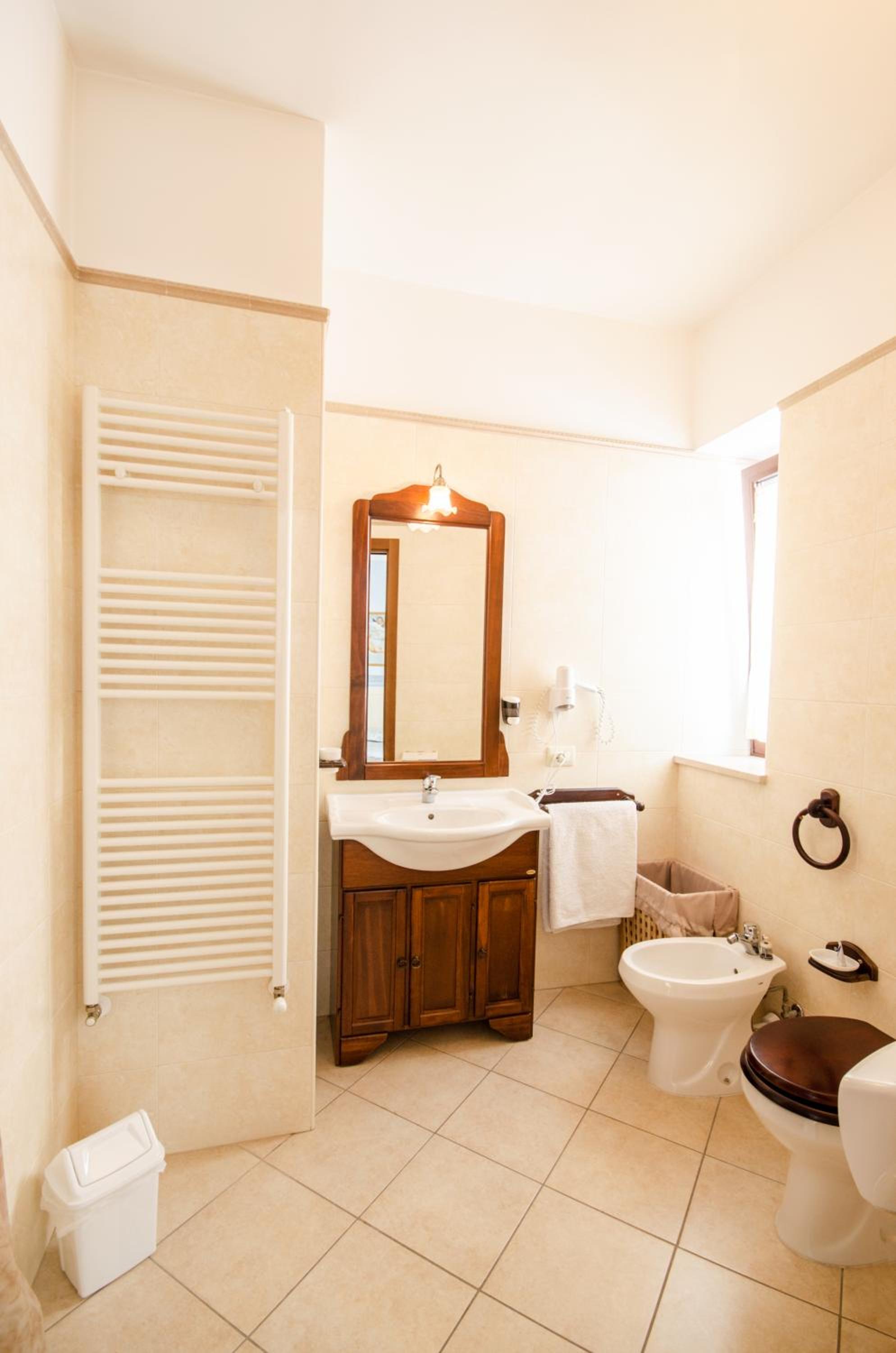 Double or Twin Room with Private Bathroom - Photo 3