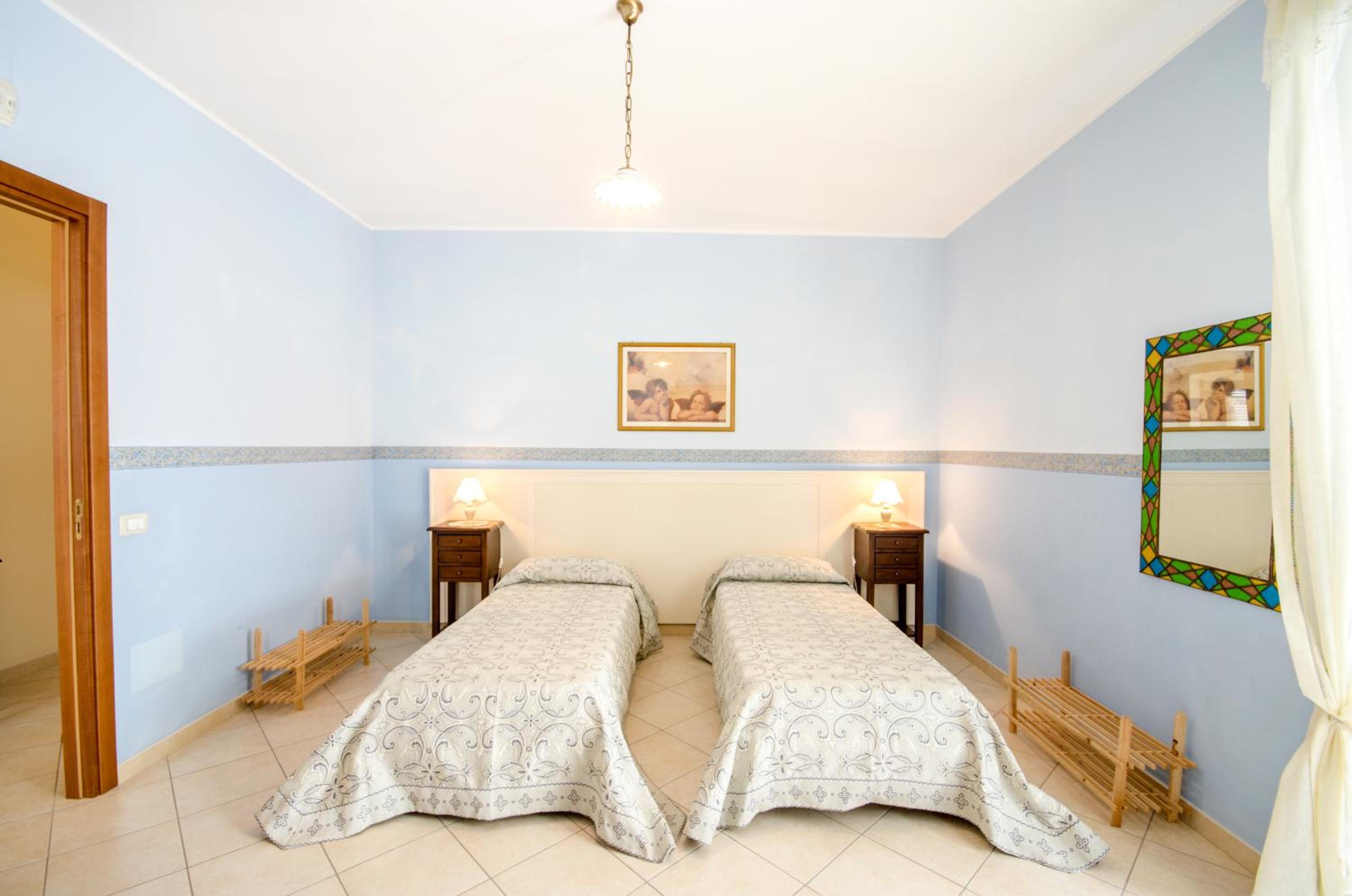 Double or Twin Room with Private Bathroom - Photo 15