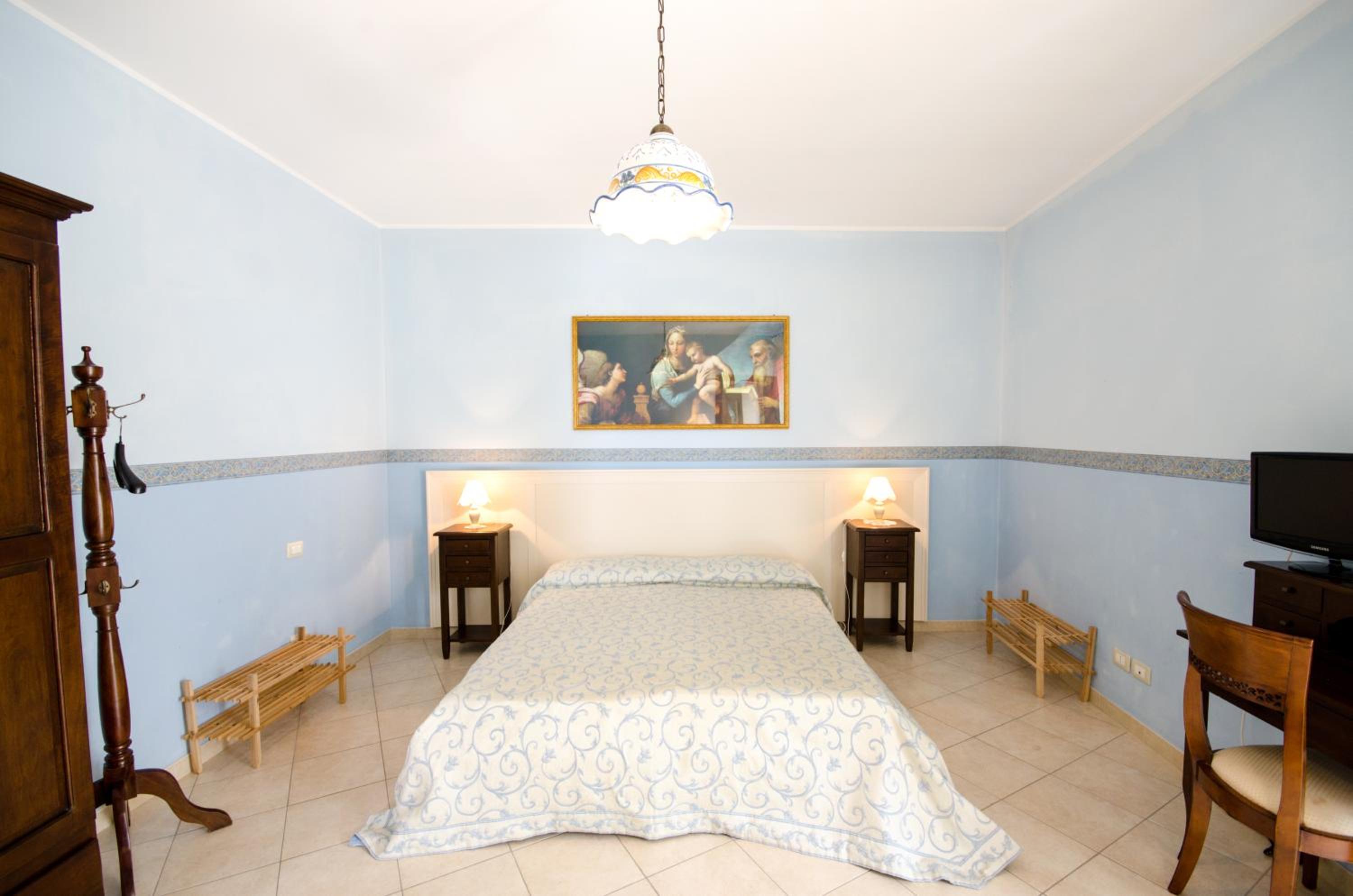 Triple Room with Private Bathroom - Photo 11