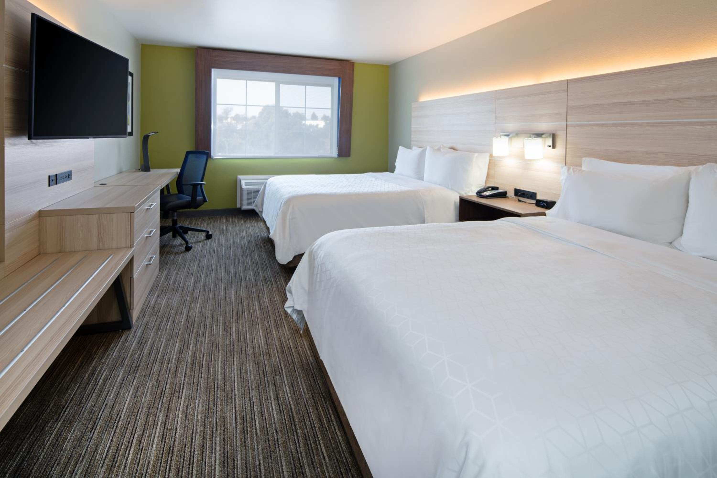 Standard Room with Two Queen Beds photo 1