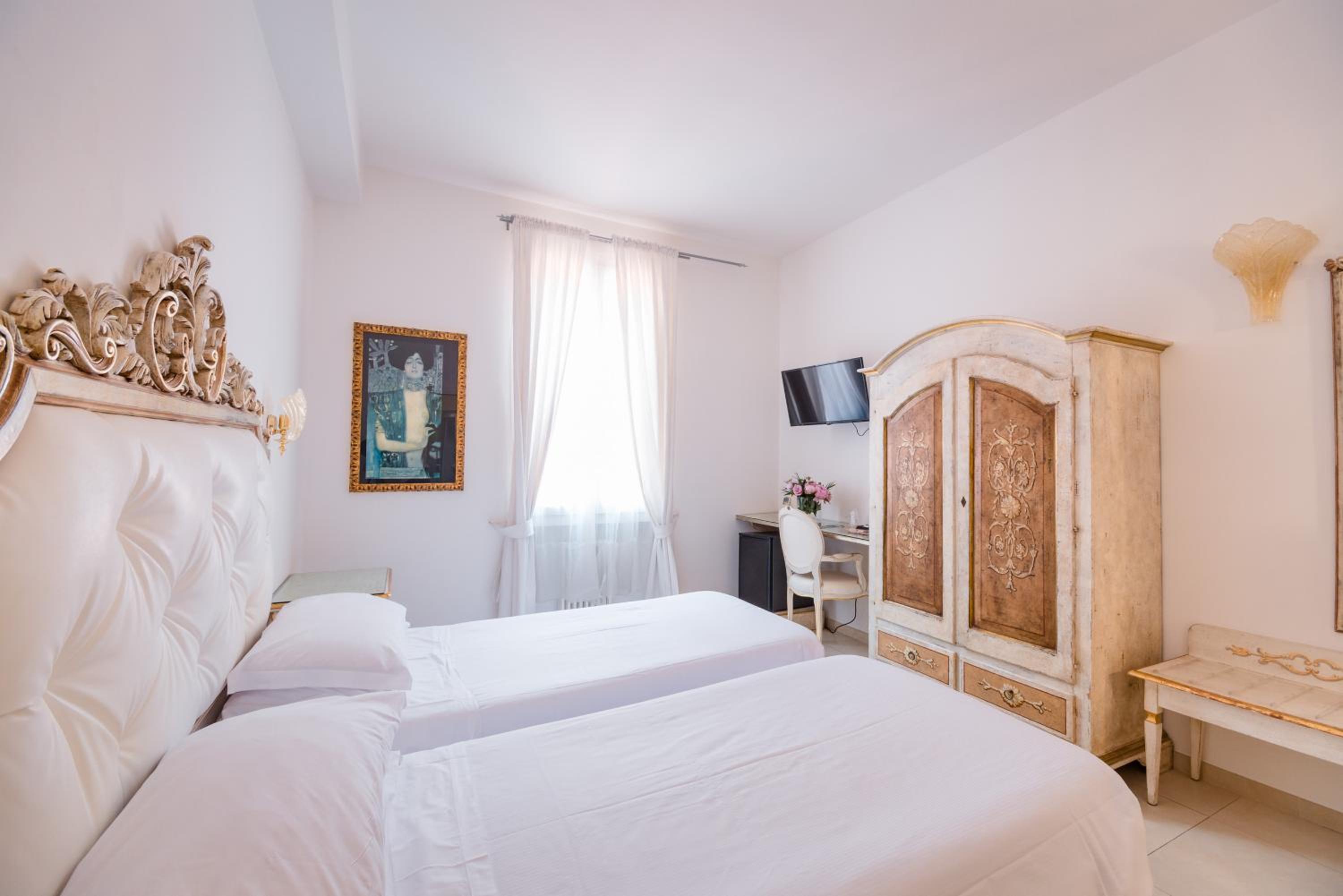 Double or Twin Room - Photo 11