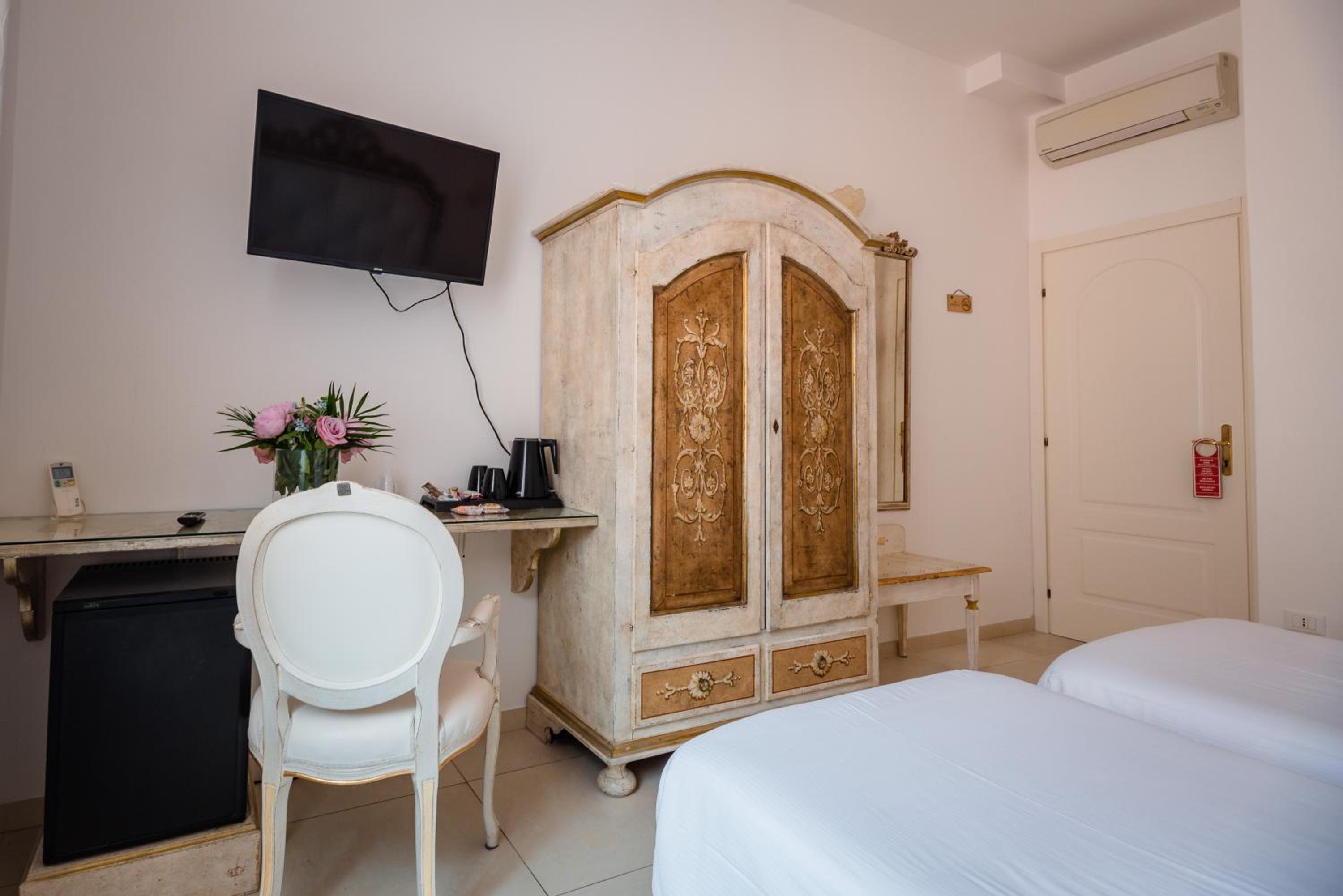 Double or Twin Room - Photo 14