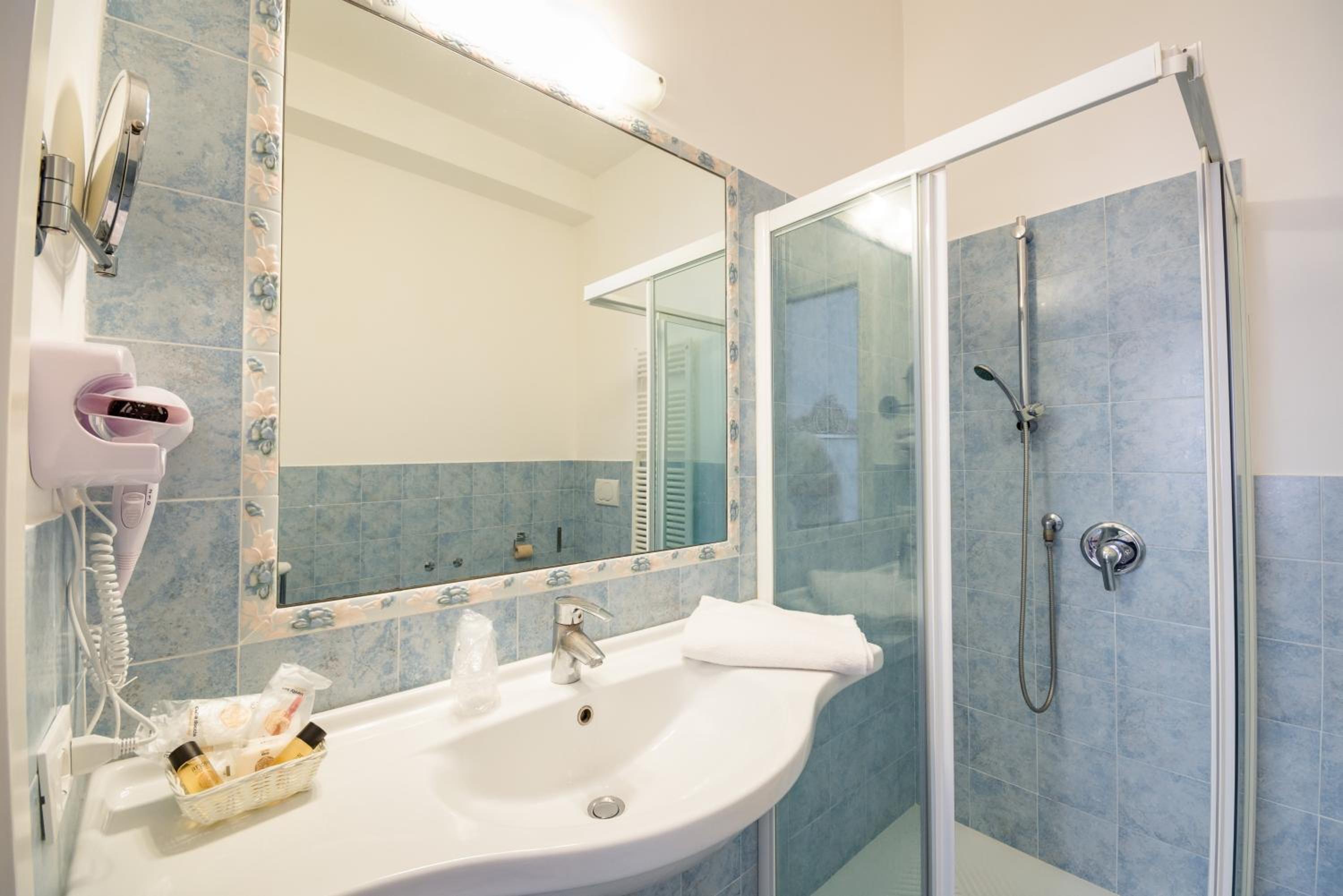 Double or Twin Room - Photo 15