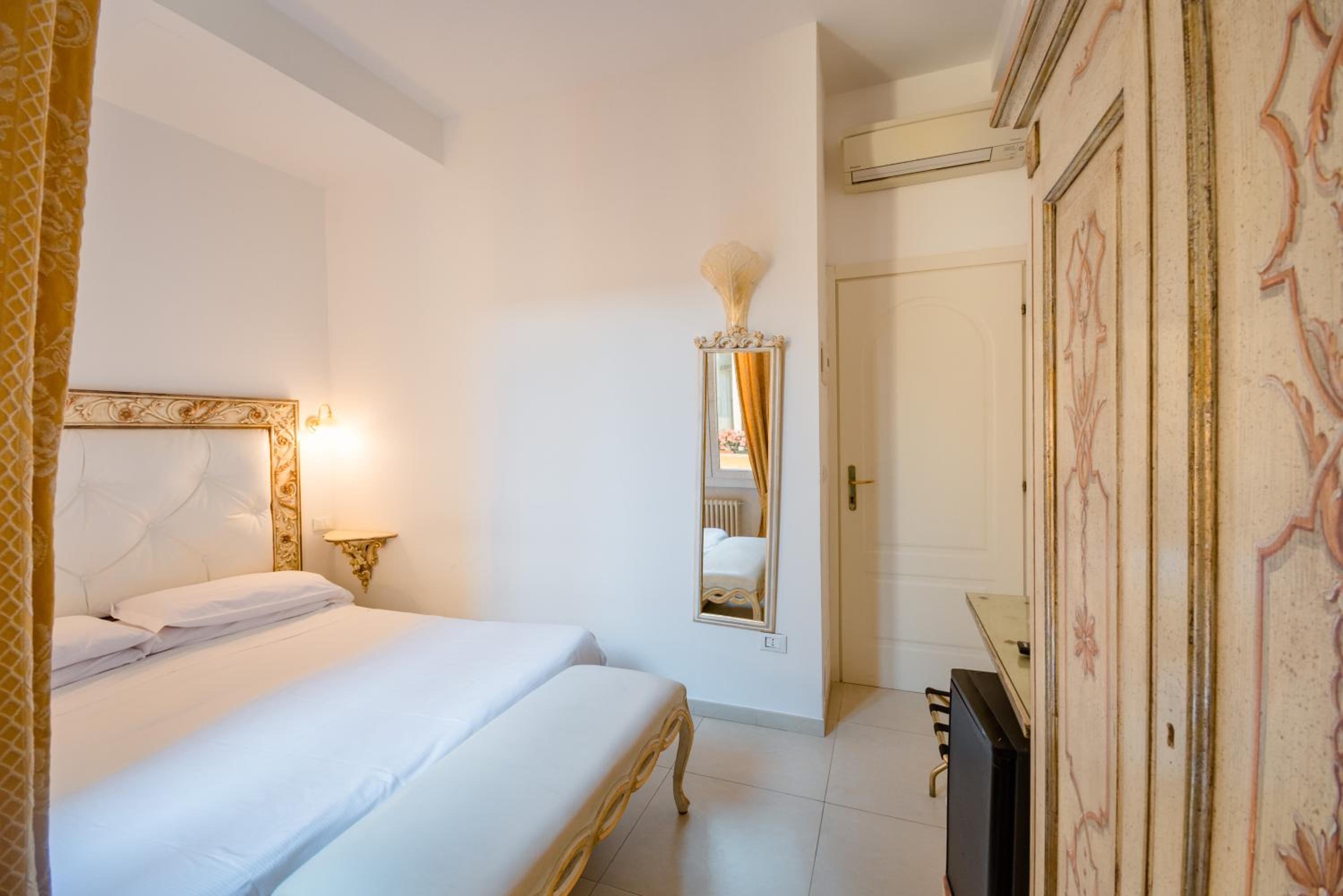 Double or Twin Room - Photo 8