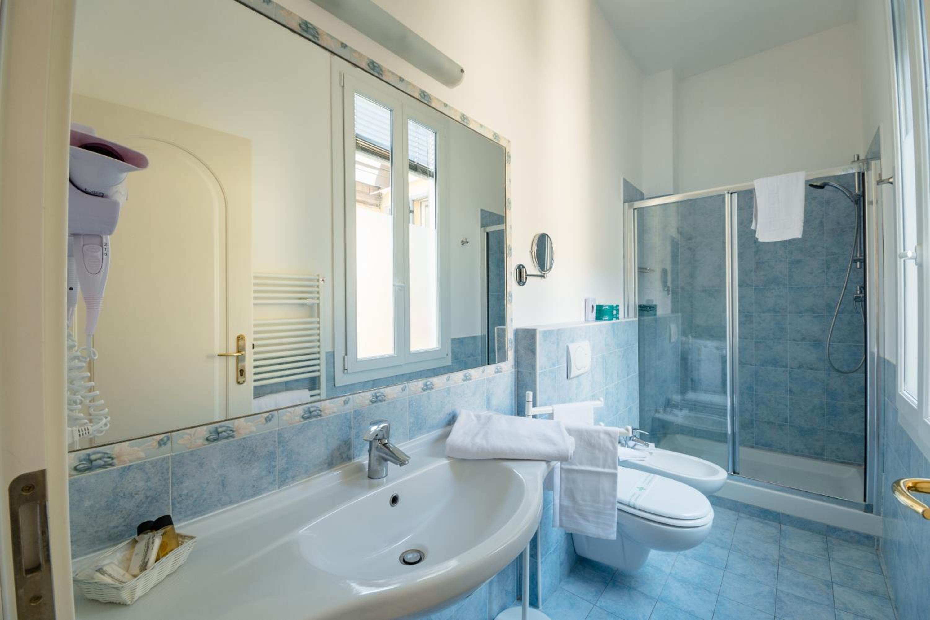 Double or Twin Room - Photo 7